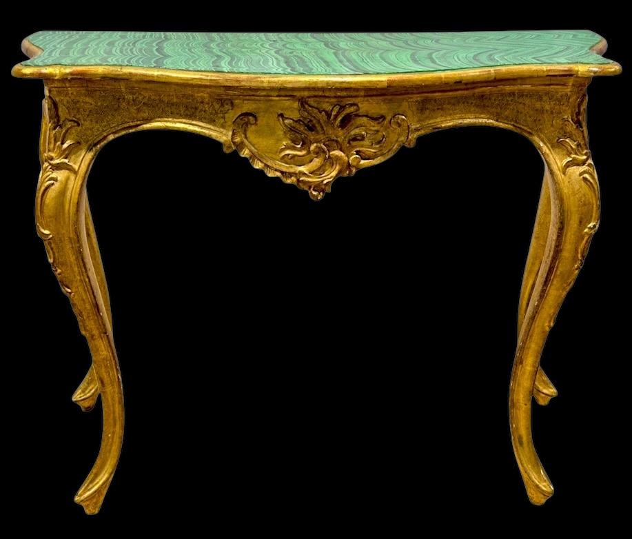 Mesa consola italiana de madera dorada tallada e imitación malaquita estilo Luis XV francés en venta 4