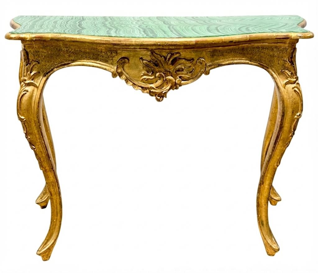 Mesa consola italiana de madera dorada tallada e imitación malaquita estilo Luis XV francés Italiano en venta