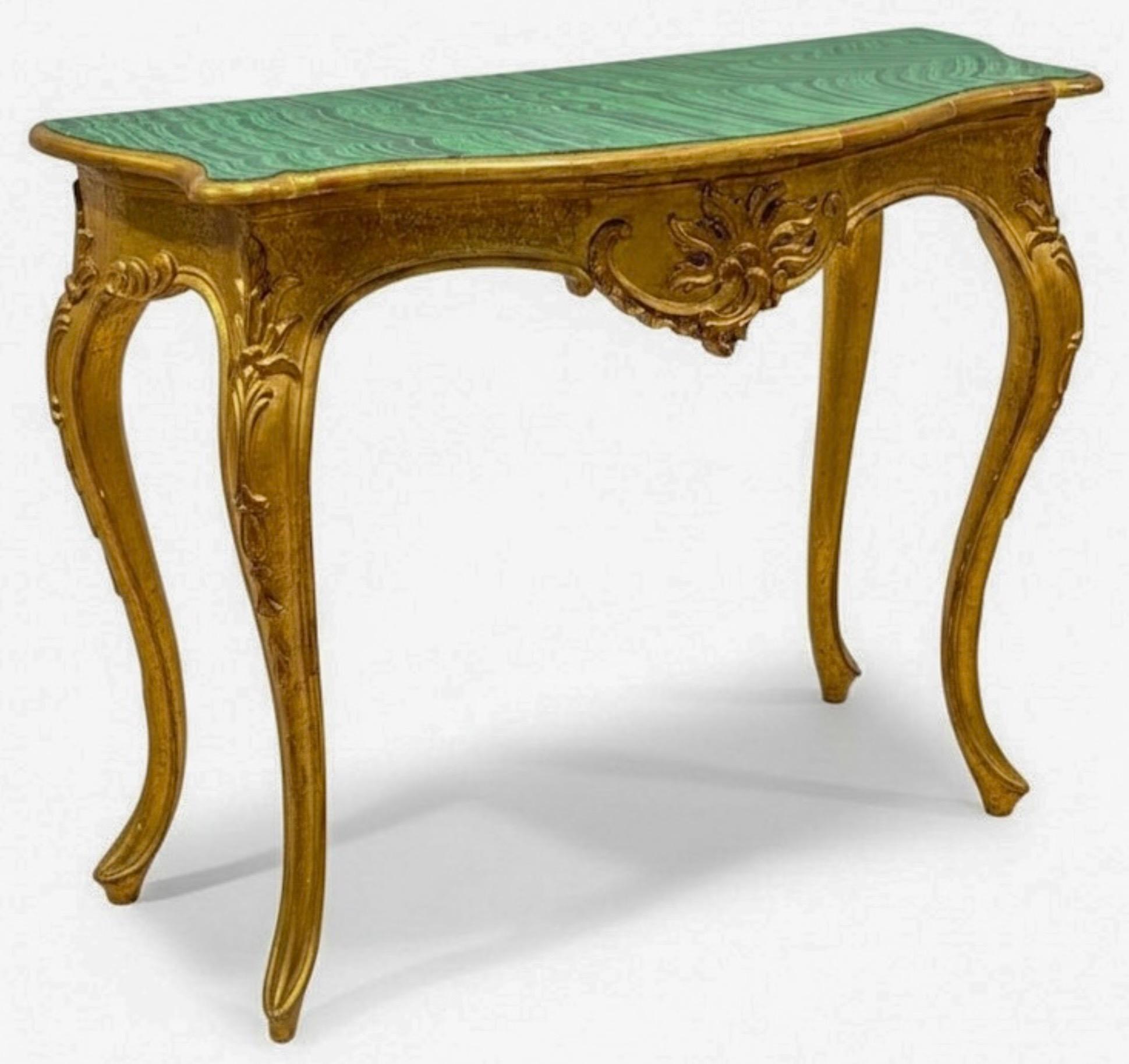 Mesa consola italiana de madera dorada tallada e imitación malaquita estilo Luis XV francés en Bueno estado para la venta en Kennesaw, GA
