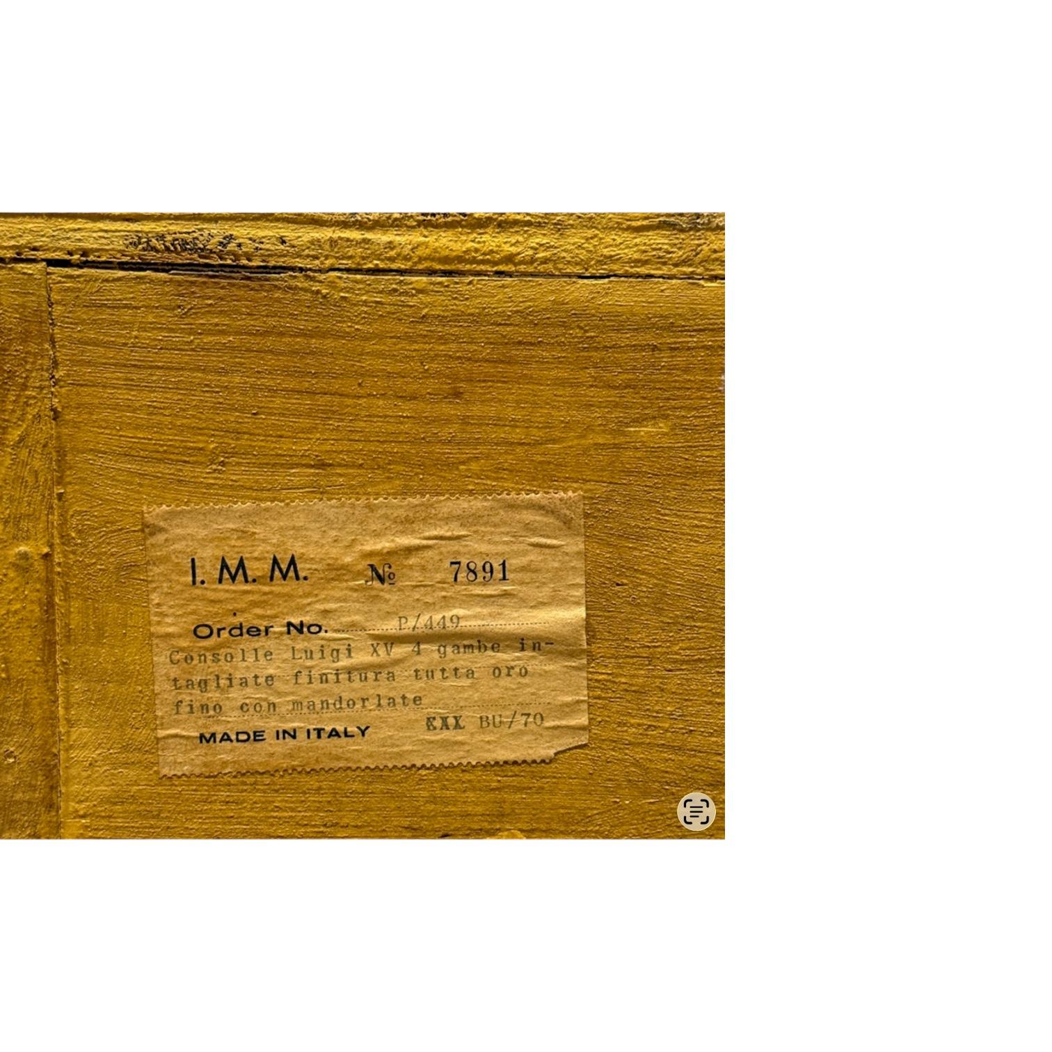 Mesa consola italiana de madera dorada tallada e imitación malaquita estilo Luis XV francés siglo XX en venta