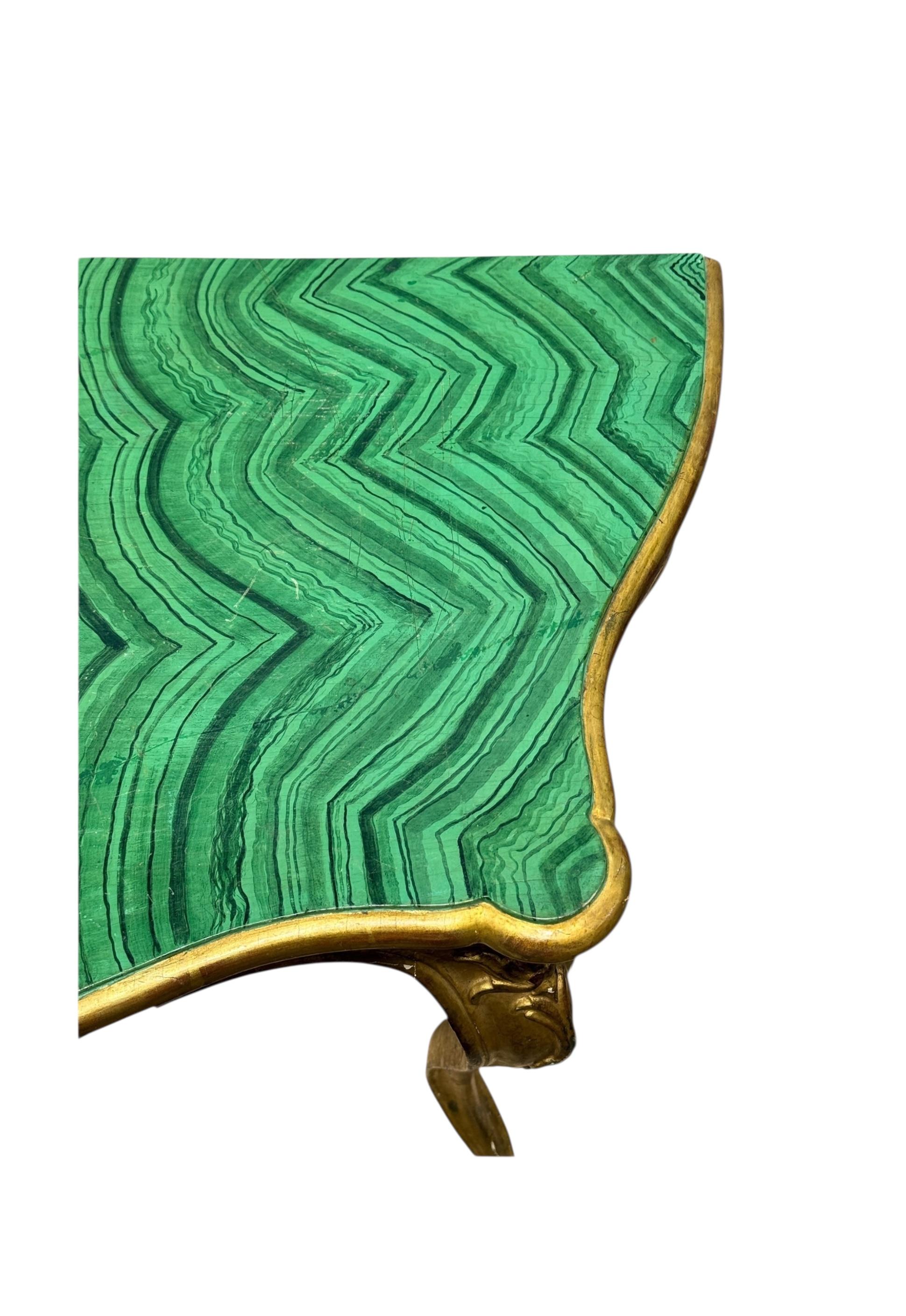 Mesa consola italiana de madera dorada tallada e imitación malaquita estilo Luis XV francés en venta 1