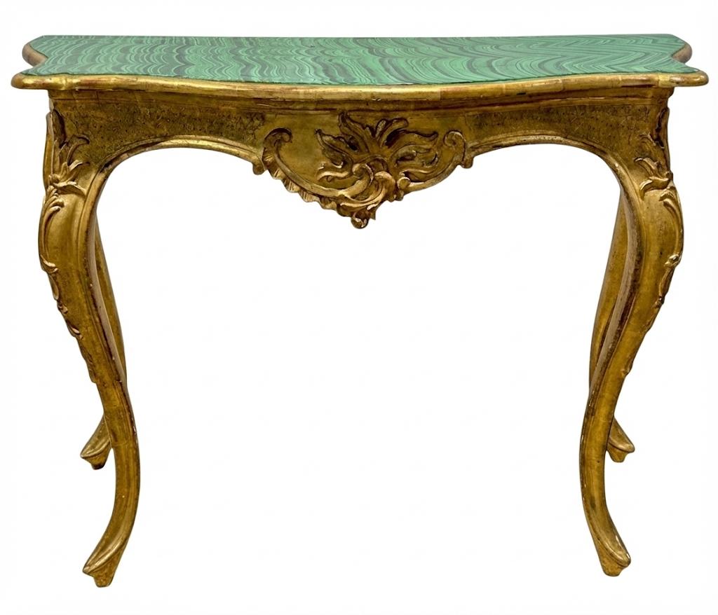 Mesa consola italiana de madera dorada tallada e imitación malaquita estilo Luis XV francés en venta 3