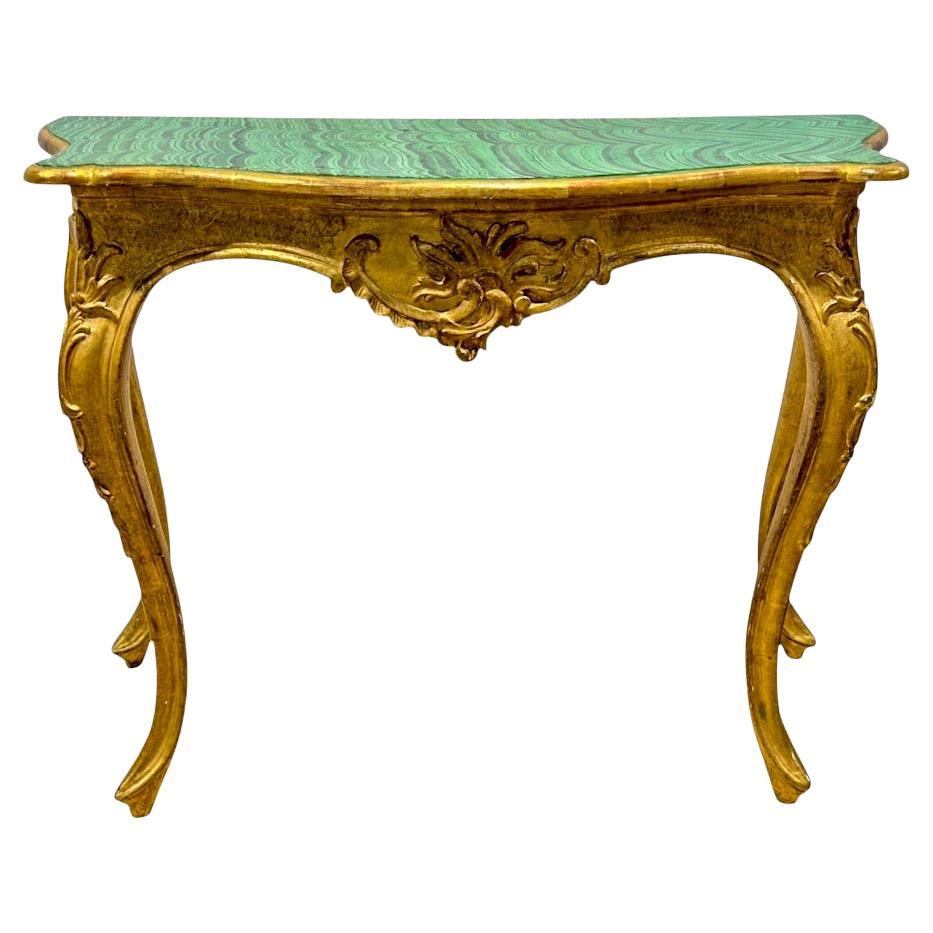Mesa consola italiana de madera dorada tallada e imitación malaquita estilo Luis XV francés