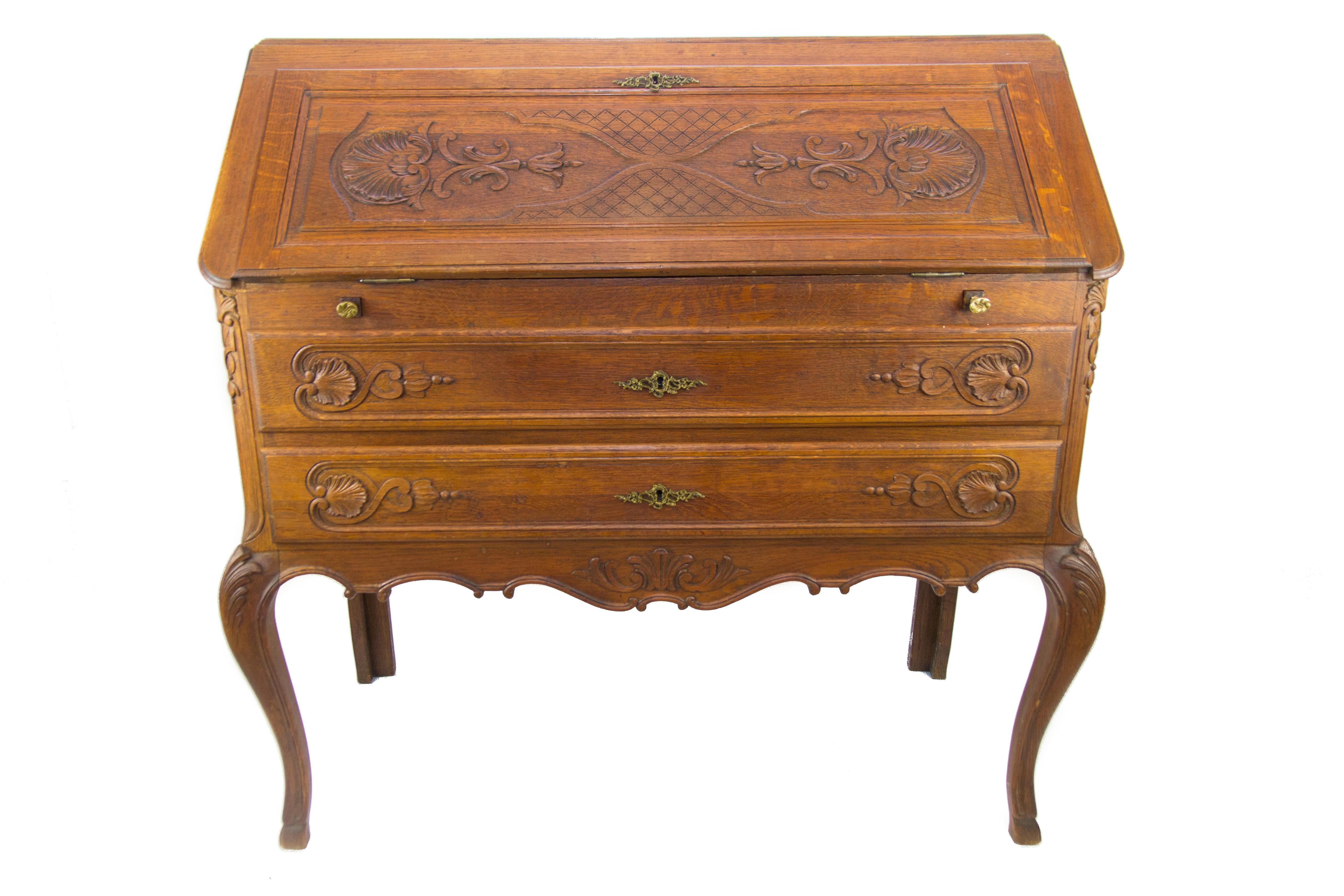 Louis XV Style carved oak drop front secretary or bureau or writing desk, France, 1930s.
Opened it reveals a fitted desk interior with four drawers and a large writing area, supported by two pullout / pull-out supports/rests.
Dimensions: height 100