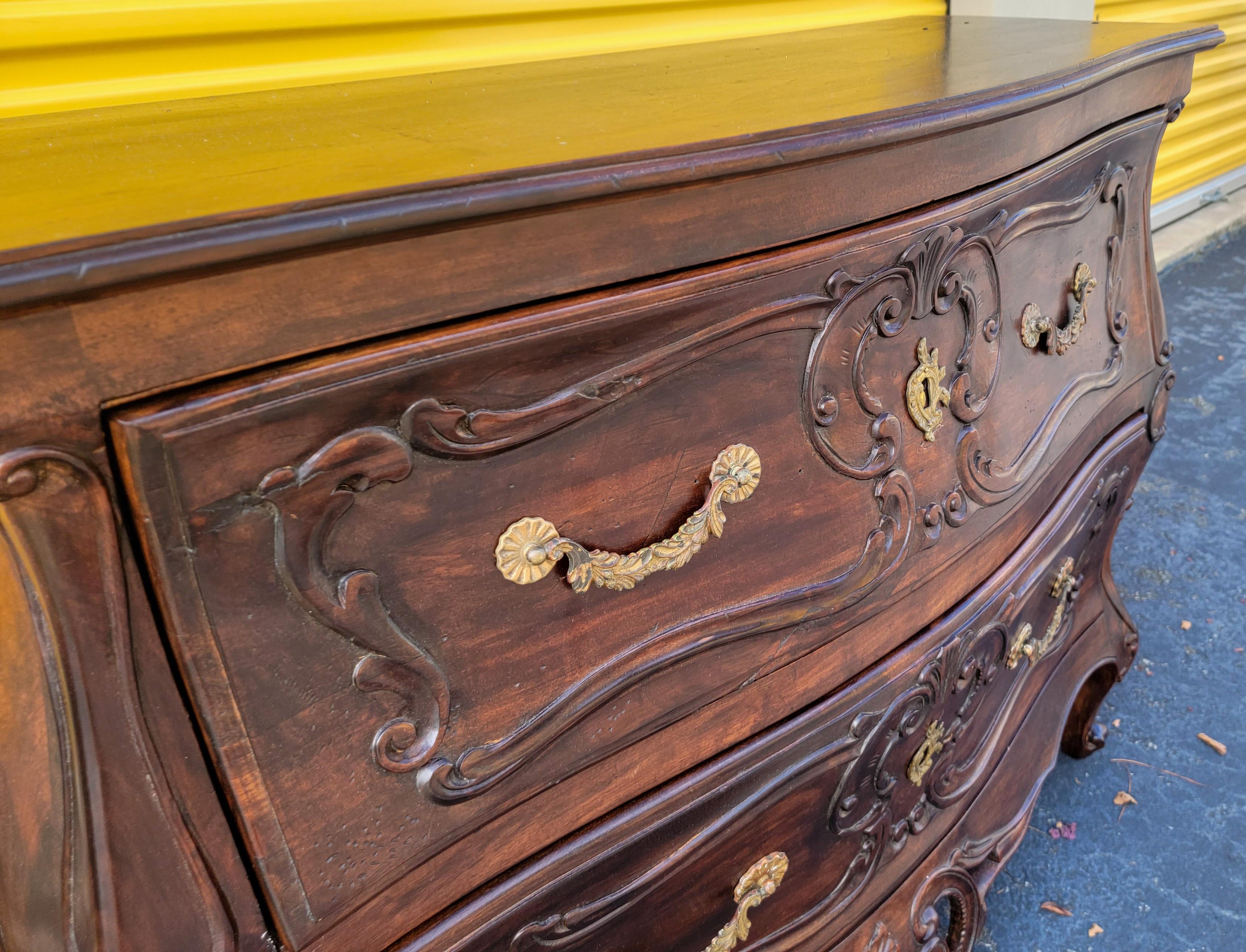 French Louis XV Style Carved Oak Serpentine Commodes / Chest of Drawers, Pair In Good Condition In Kennesaw, GA