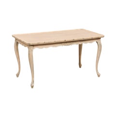 Table basse en bois sculpté et peint, de style Louis XV, milieu du XXe siècle.