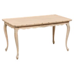 Mesa de centro de madera tallada y pintada, estilo Luis XV francés, de mediados del siglo XX.