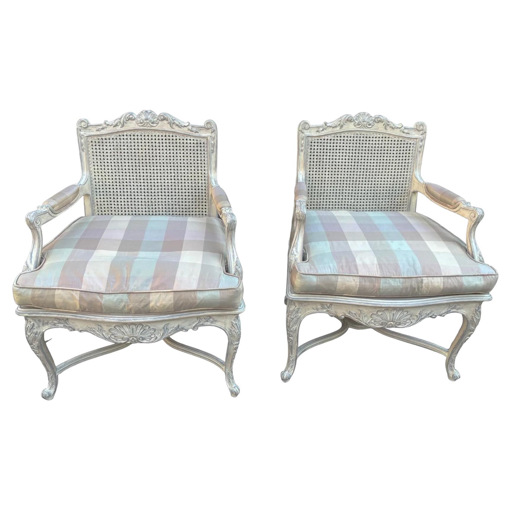 Französische Louis XV Stil geschnitzt Shell & gemalt Caned Bergere Stühle -Paar (amerikanisch) im Angebot