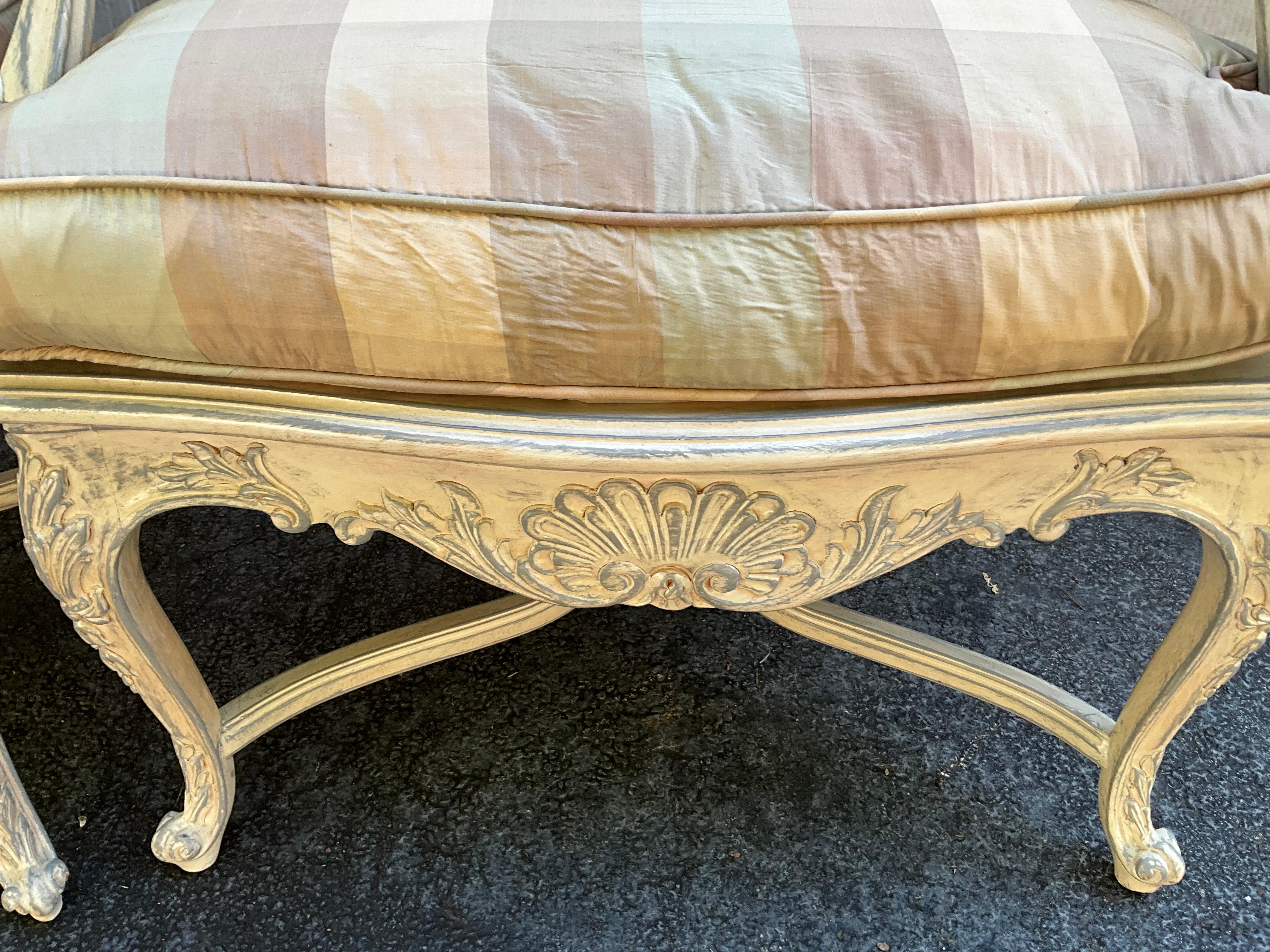 Französische Louis XV Stil geschnitzt Shell & gemalt Caned Bergere Stühle -Paar (20. Jahrhundert) im Angebot