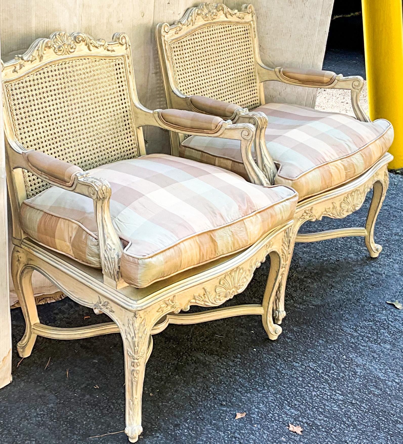 Französische Louis XV Stil geschnitzt Shell & gemalt Caned Bergere Stühle -Paar (Polster) im Angebot