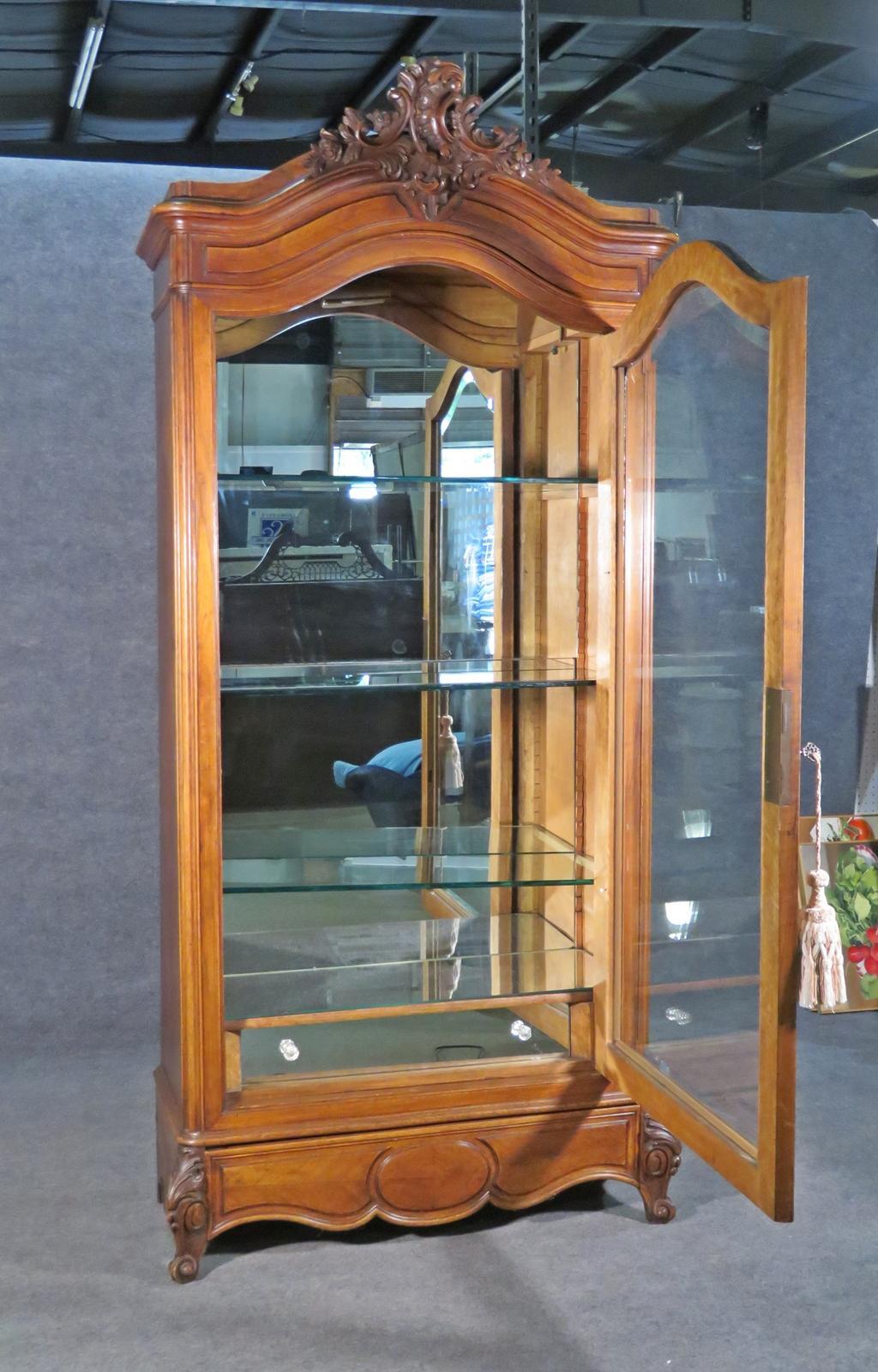French Louis XV Style Carved Walnut Lighted Mirrored Vitrine Display Cabinet In Good Condition In Swedesboro, NJ