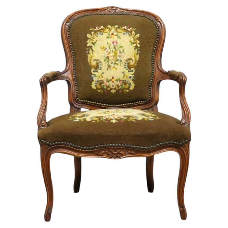 Fauteuil de style Louis XV français, en noyer sculpté et ornementé de broderie au point de croix, vers 1920