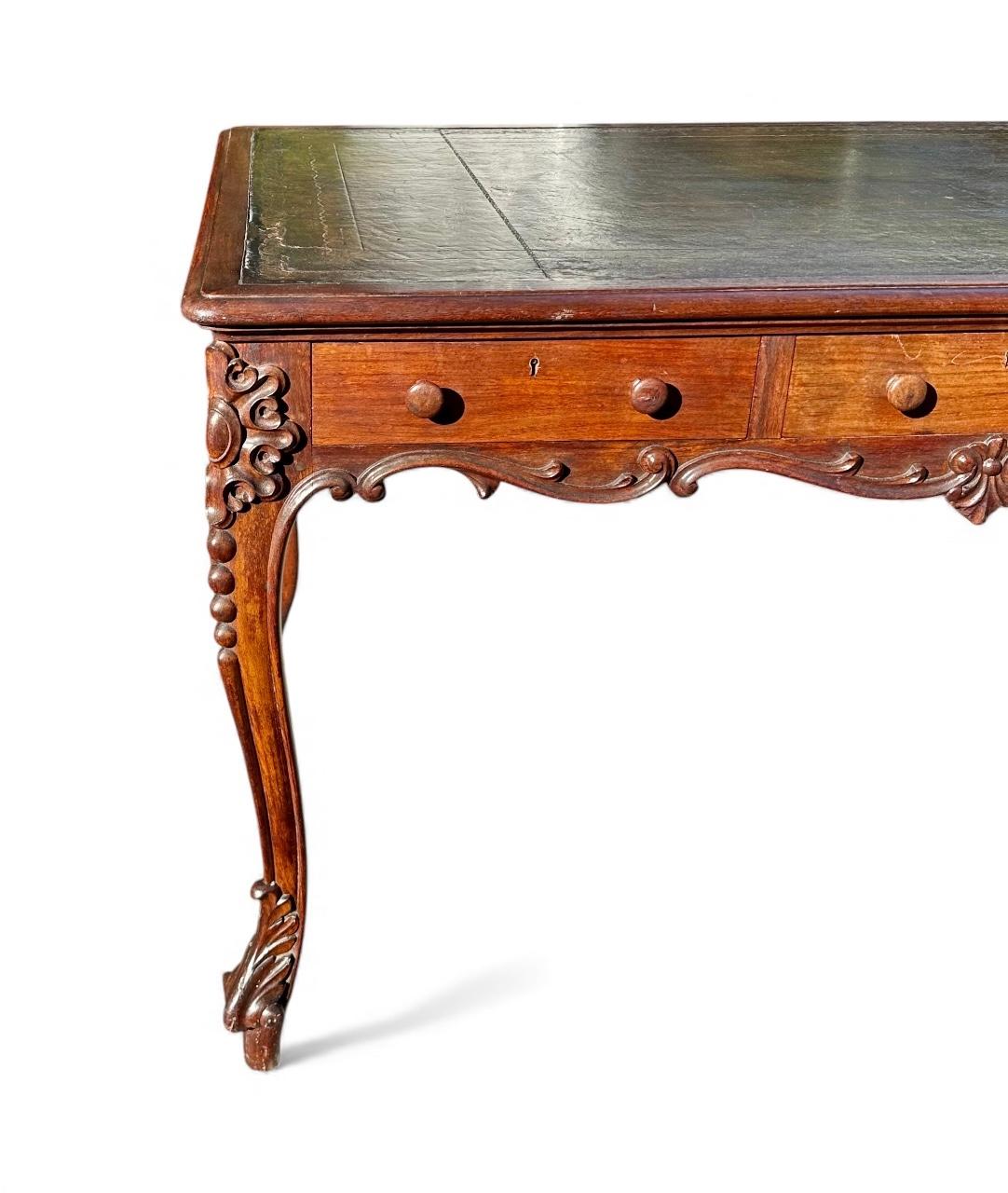Scrivania francese in stile Luigi XV intagliata in noce con piano in pelle... in vendita 5