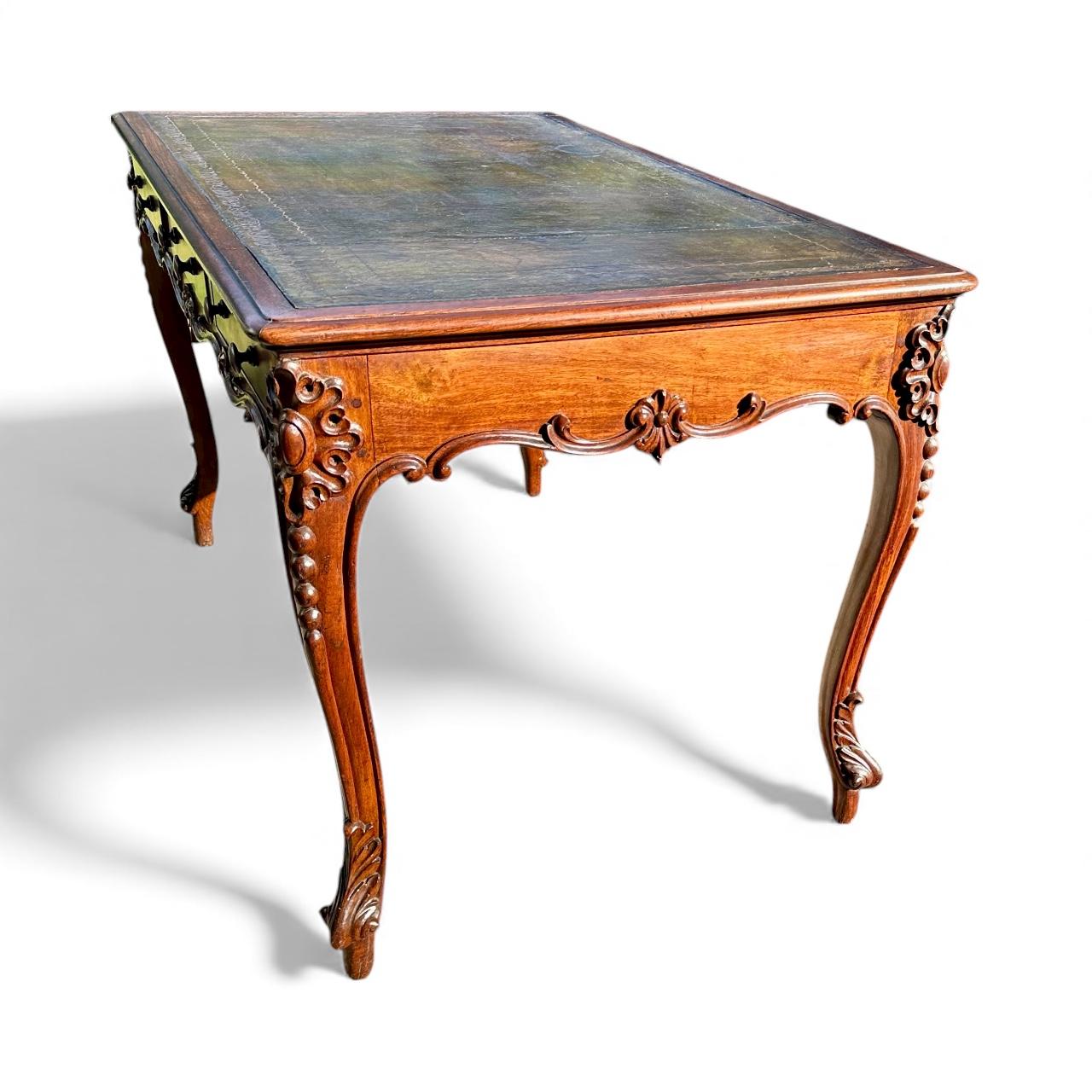 Scrivania francese in stile Luigi XV intagliata in noce con piano in pelle... in vendita 6