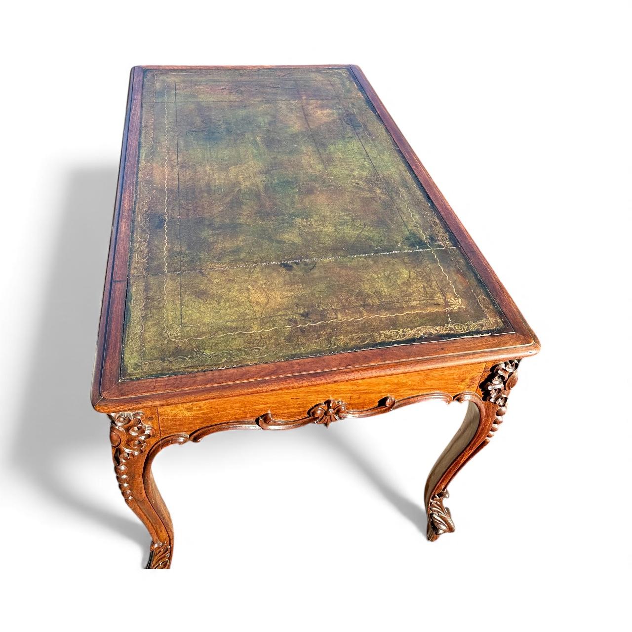 Scrivania francese in stile Luigi XV intagliata in noce con piano in pelle... in vendita 7