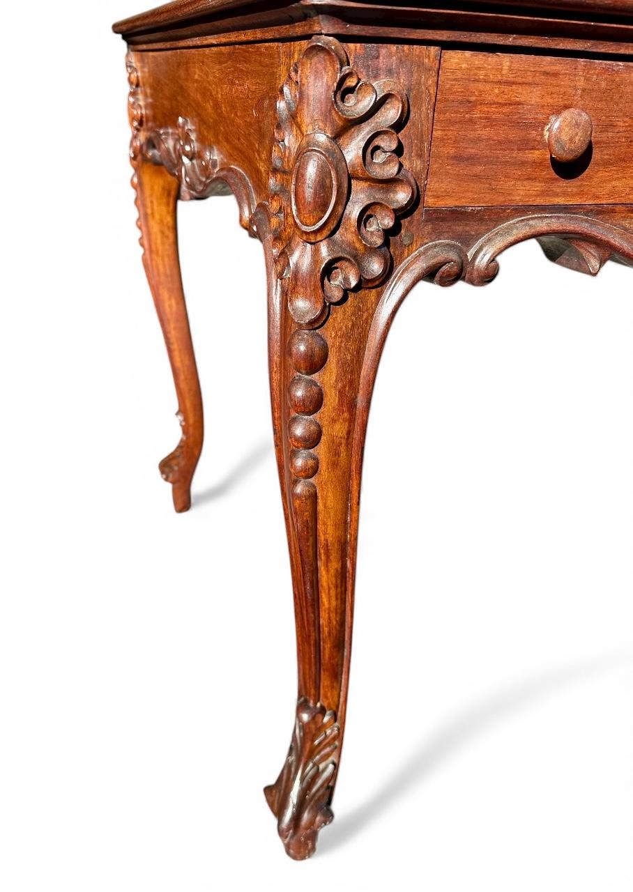 Francese Scrivania francese in stile Luigi XV intagliata in noce con piano in pelle... in vendita