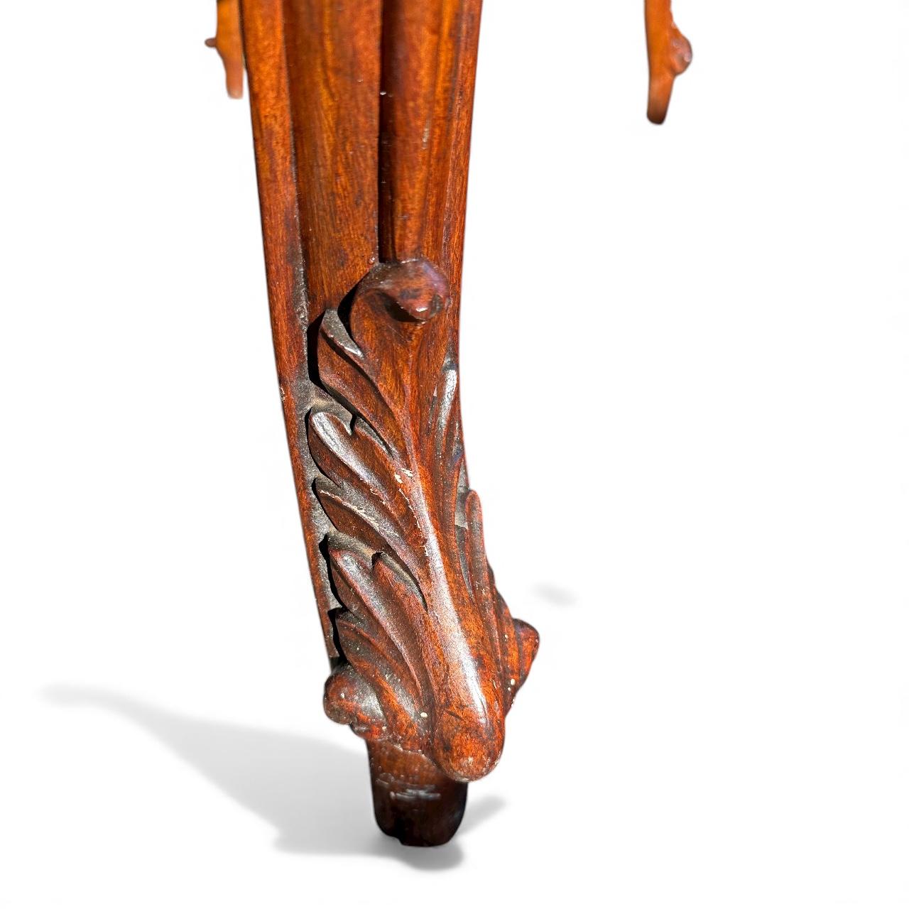 Intagliato Scrivania francese in stile Luigi XV intagliata in noce con piano in pelle... in vendita