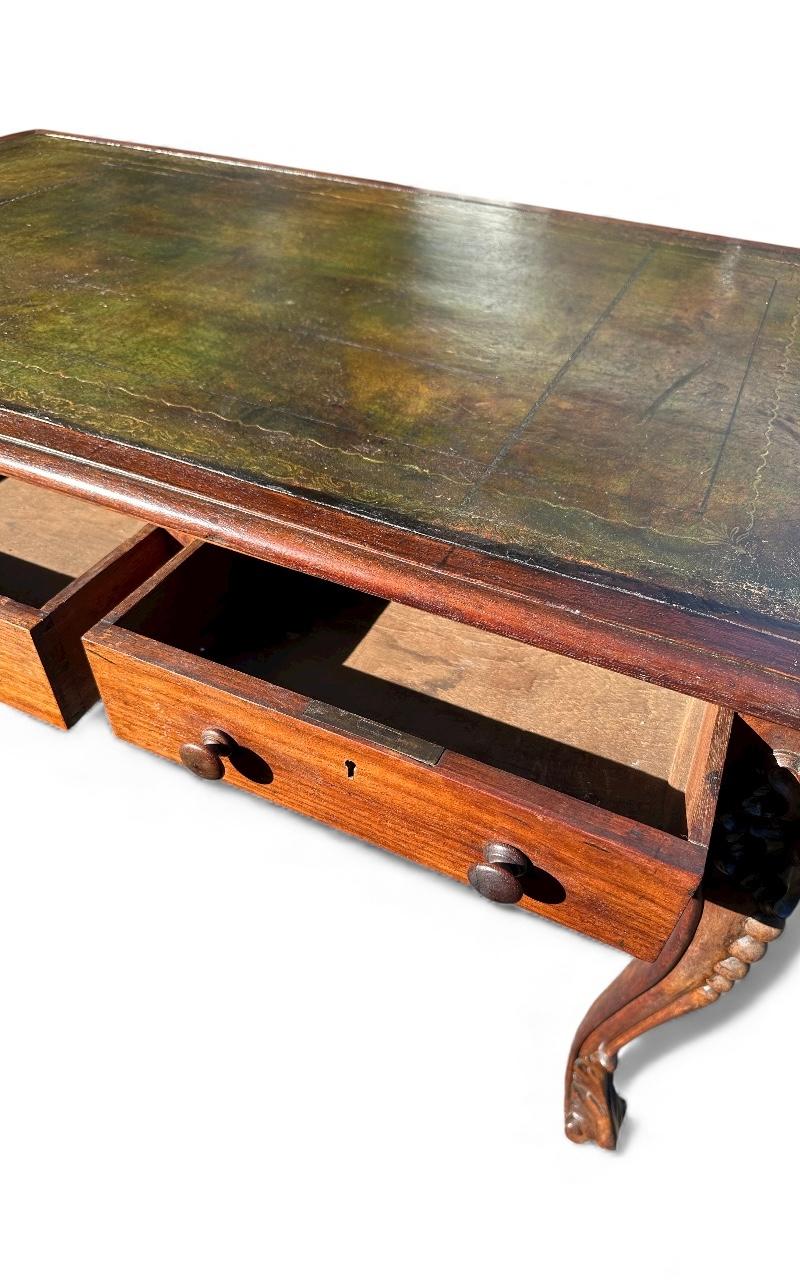 XIX secolo Scrivania francese in stile Luigi XV intagliata in noce con piano in pelle... in vendita