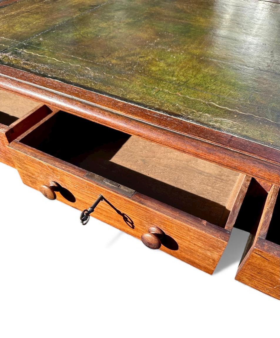 Scrivania francese in stile Luigi XV intagliata in noce con piano in pelle... in vendita 1