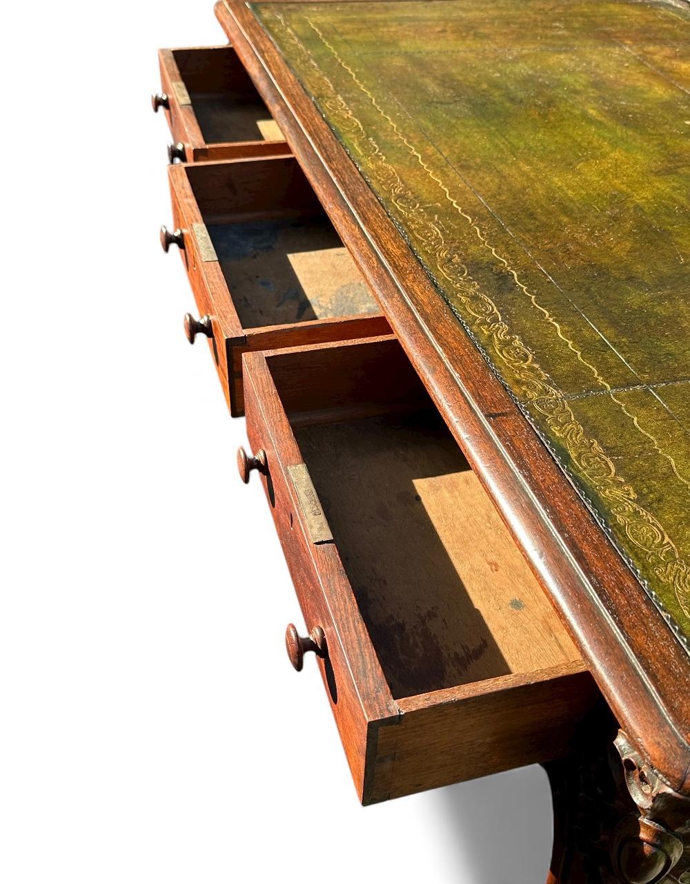 Scrivania francese in stile Luigi XV intagliata in noce con piano in pelle... in vendita 2