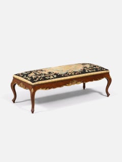 Panca imbottita in legno di noce intagliato in stile Luigi XV con accenti dorati