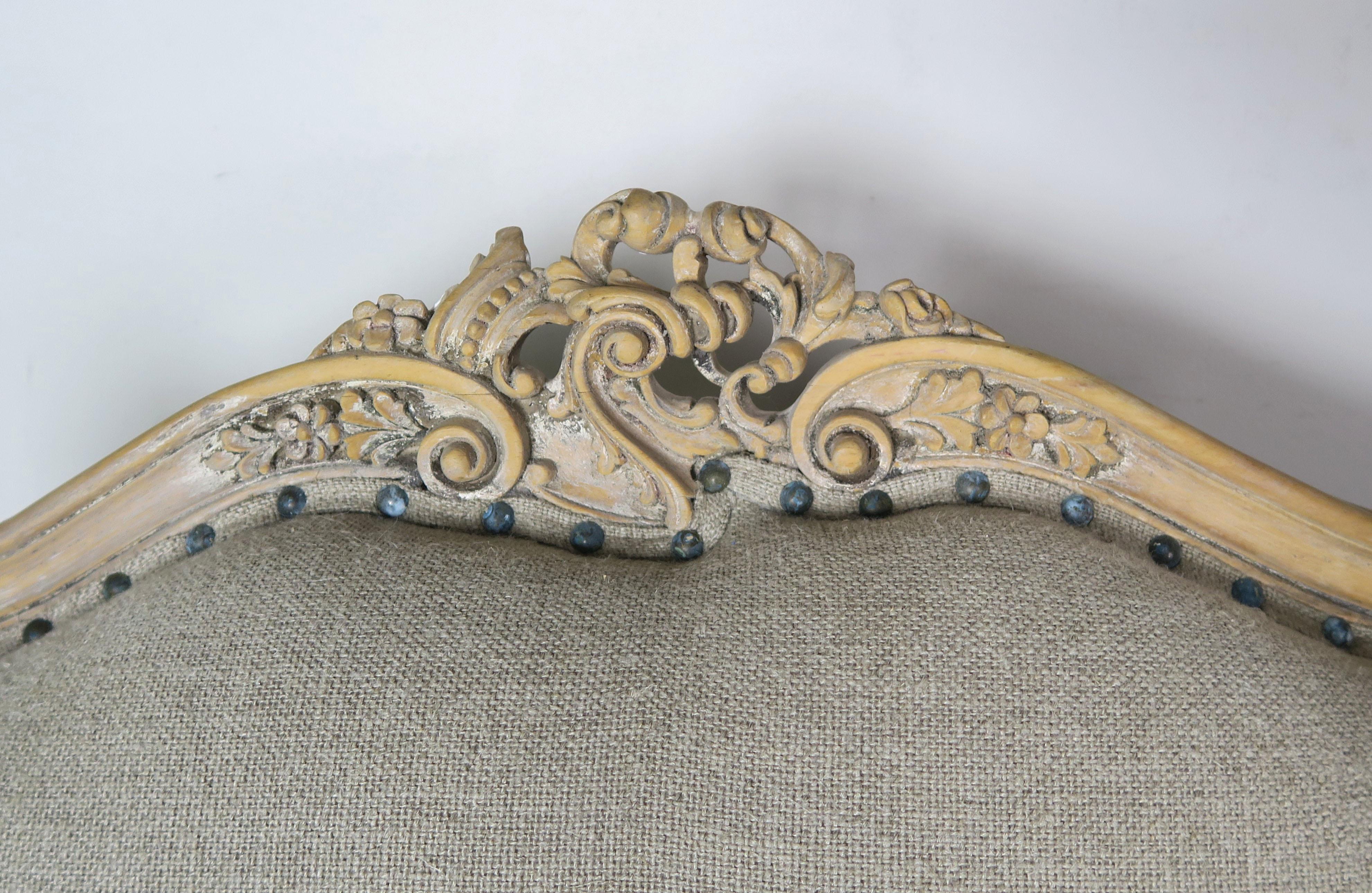 French Louis XV Style Carved Wood Armchairs, His & Her im Zustand „Starke Gebrauchsspuren“ in Los Angeles, CA