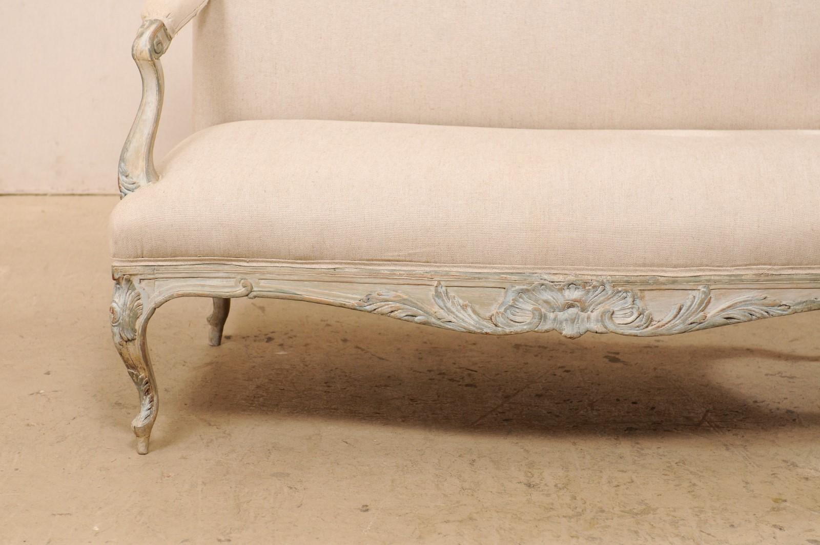 Settee francese in legno intagliato e imbottito in stile Luigi XV in vendita 4