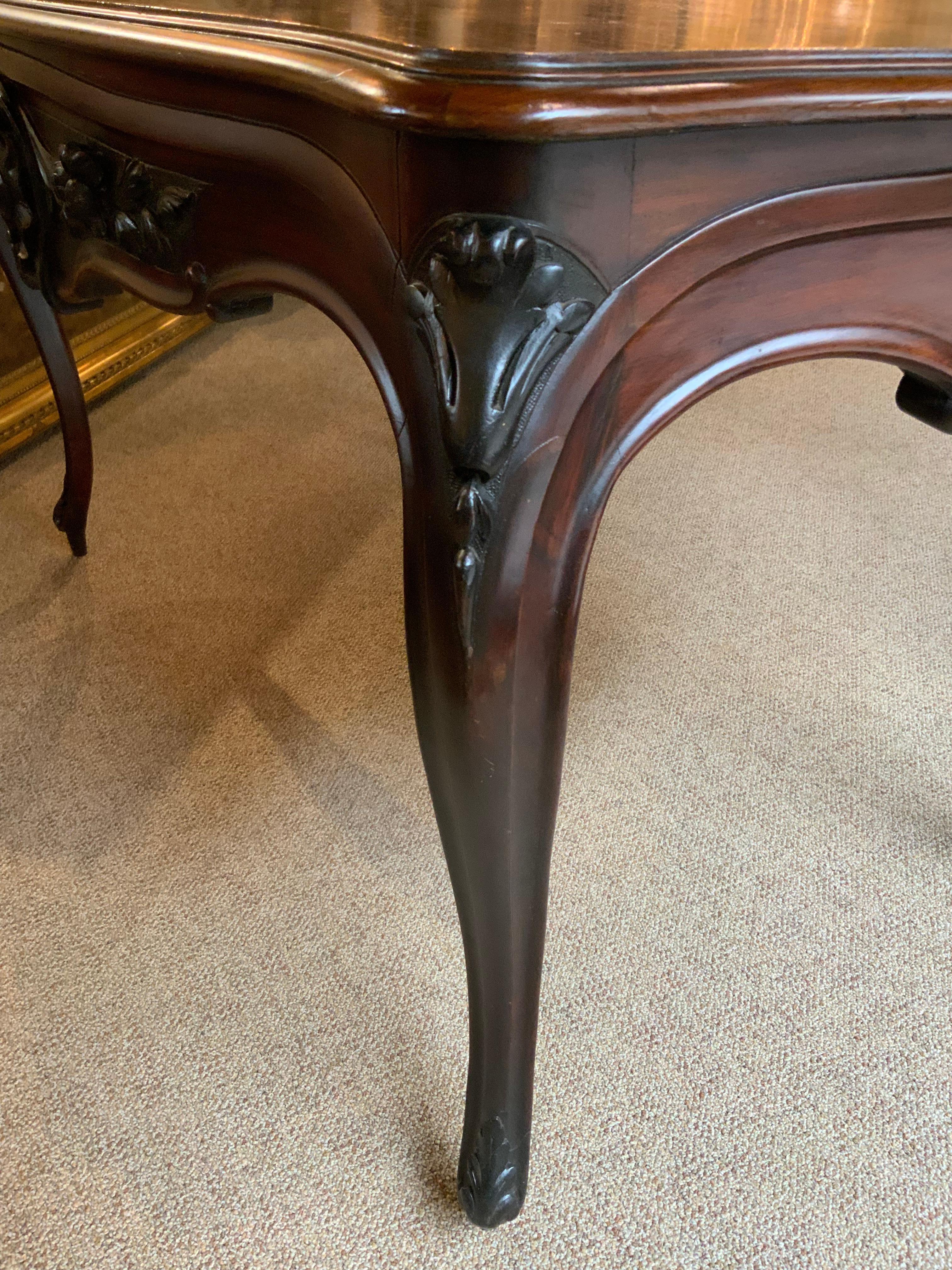 Esta fina mesa de centro está fabricada en palisandro con una hermosa
Acabado pulido. Tiene una bonita pata cabriolé curvada. Tiene un solo 
Cajón para poder utilizarlo como escritorio. Es precioso 
Acabado y tallado por todos los lados para que