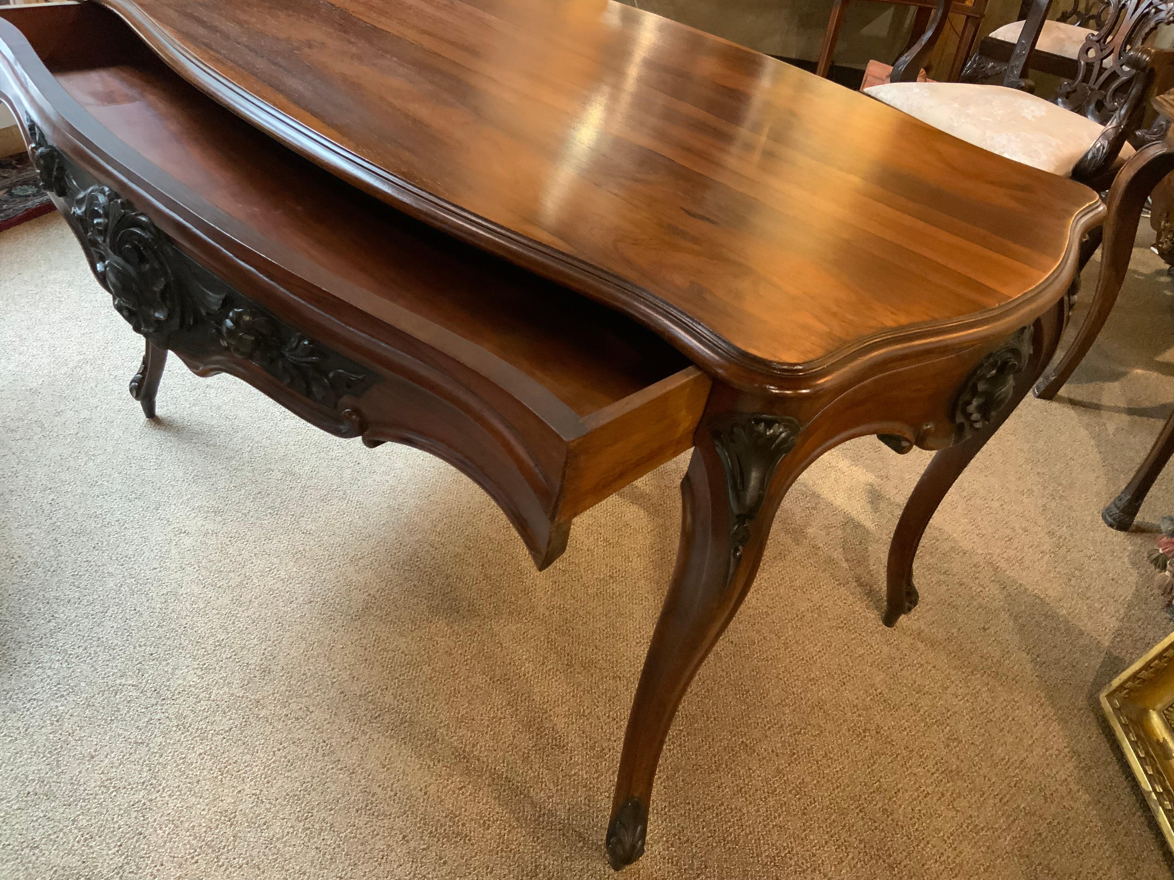 Mesa de centro/escritorio francesa estilo Luis XV, palisandro s. XIX en Excelente estado para la venta en Houston, TX