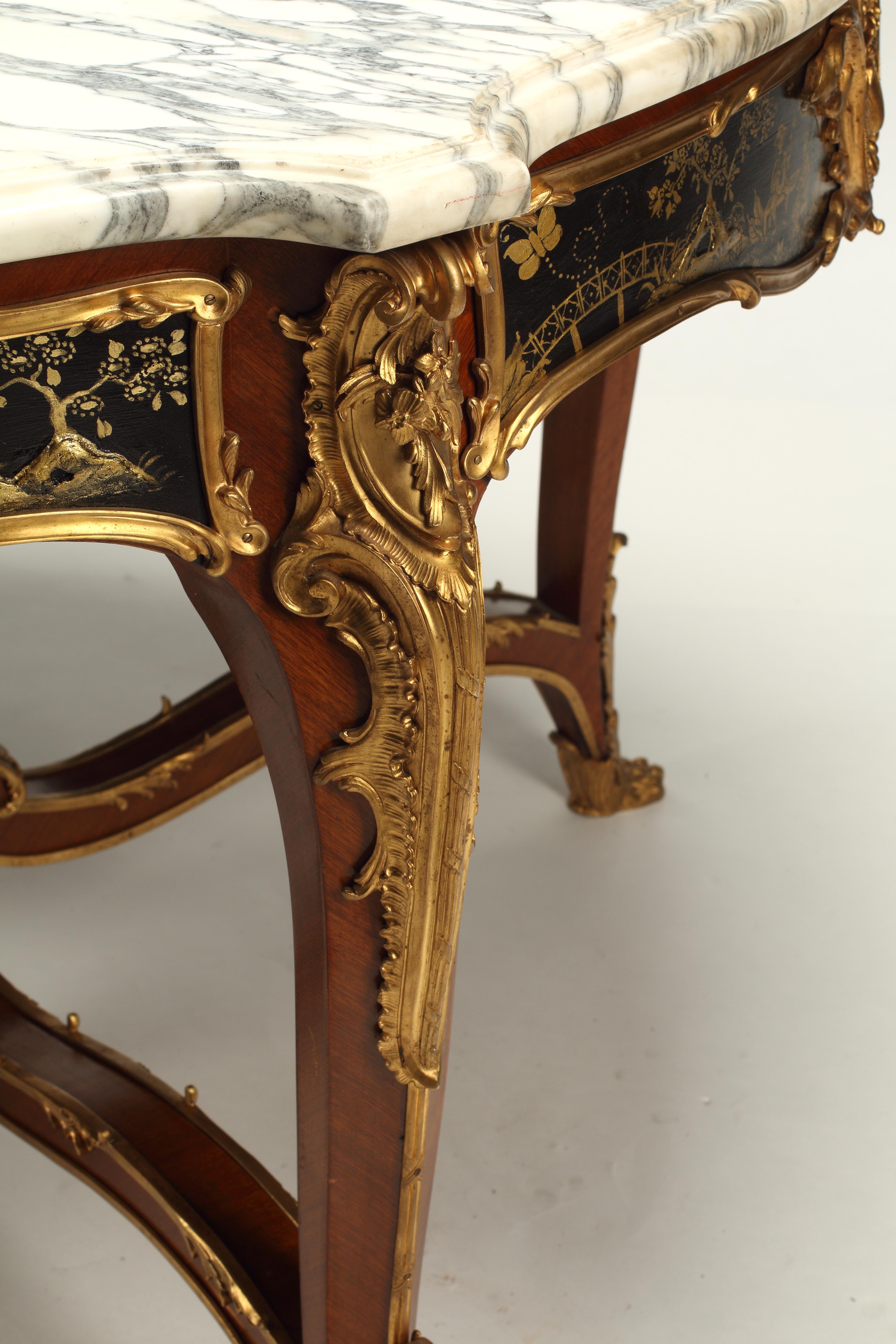 Esta exquisita mesa central de estilo Luis XV presenta paneles de laca japonizada negra pintados a mano. Rematada con una tapa de mármol de forma libre en blanco veteado, esta mesa tiene una sutil elegancia. Los paneles japonizados pintados a mano