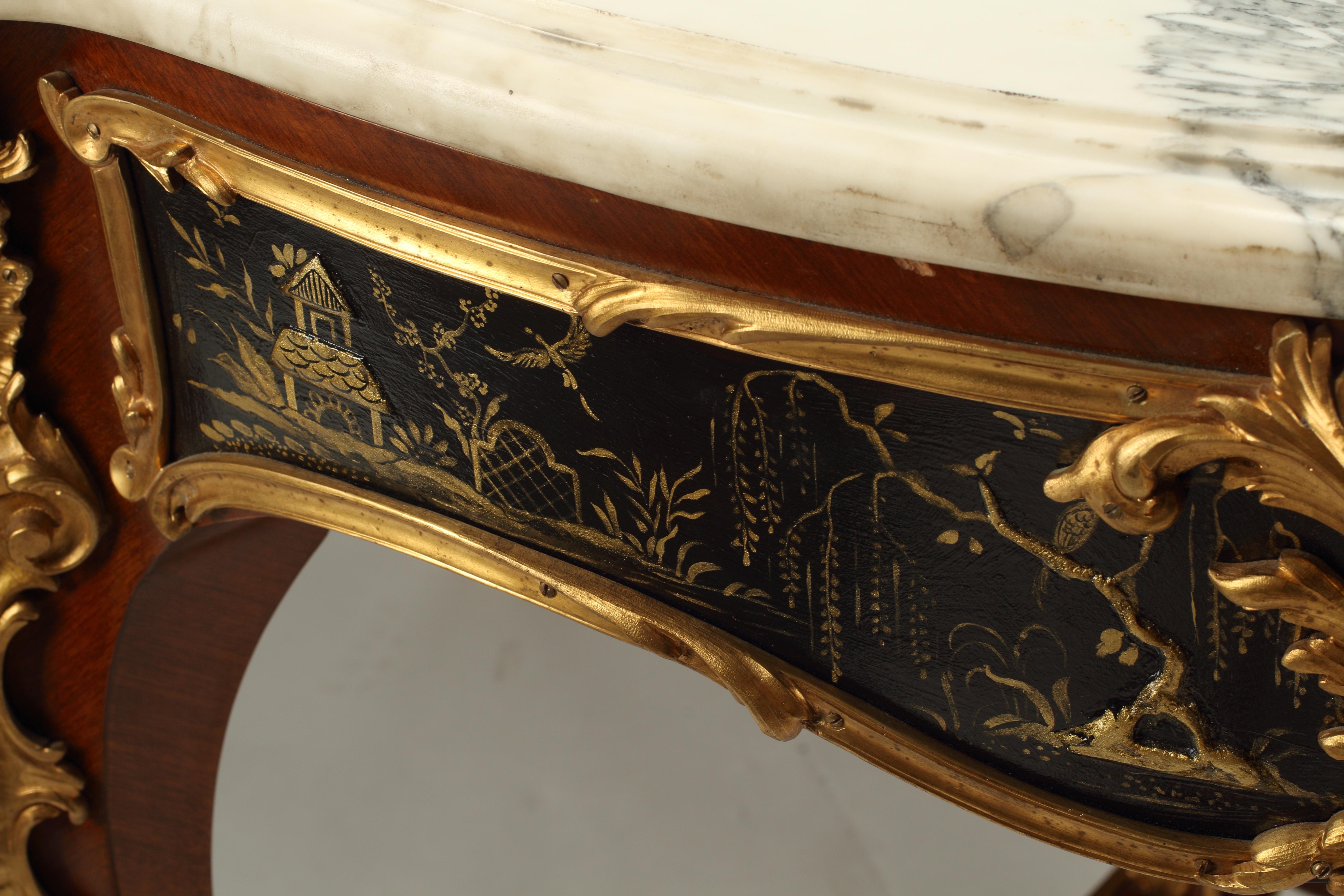Mesa de centro francesa estilo Luis XV con paneles de laca japonizada negra siglo XX en venta