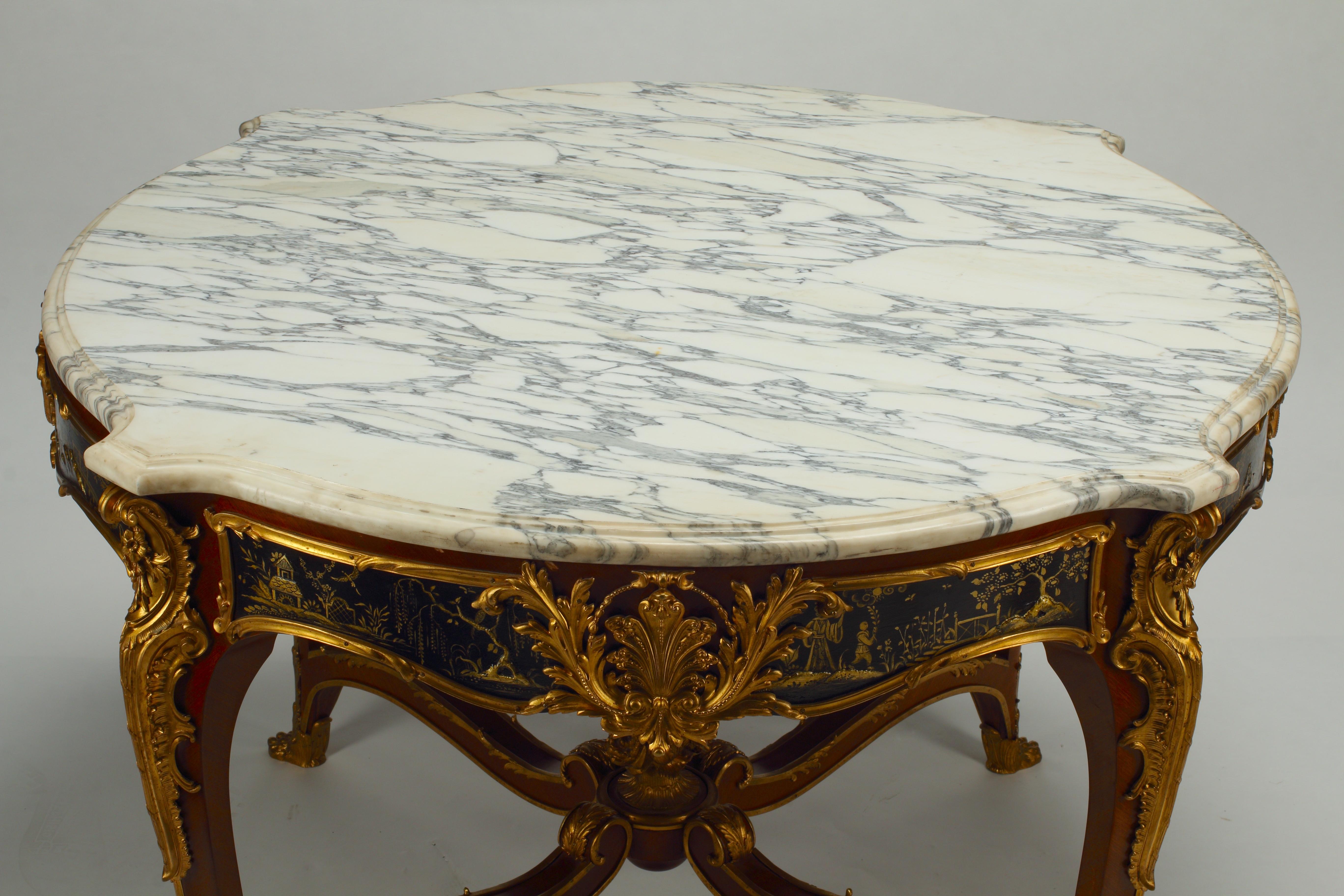 Mesa de centro francesa estilo Luis XV con paneles de laca japonizada negra en venta 1