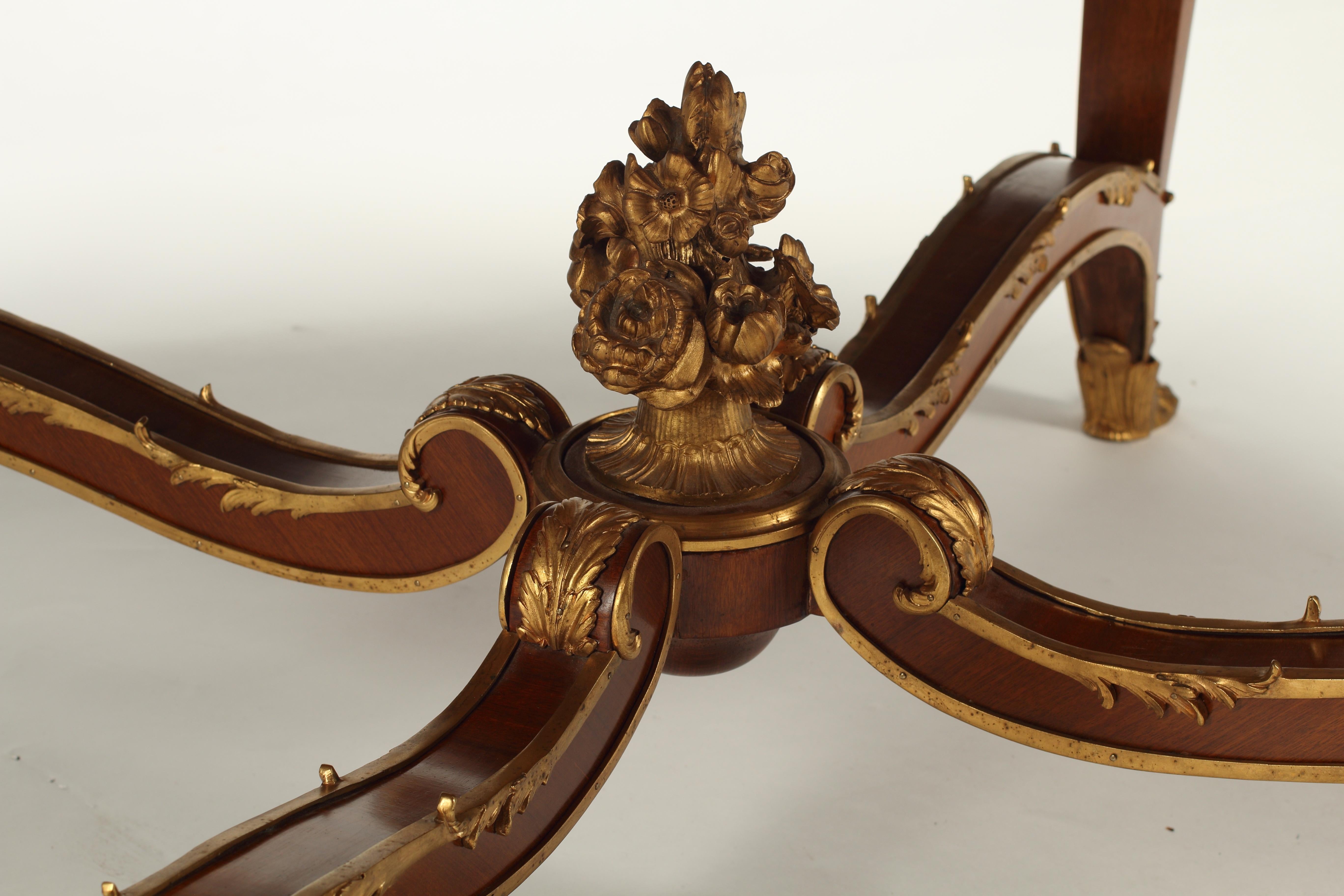 Mesa de centro francesa estilo Luis XV con paneles de laca japonizada negra en venta 2