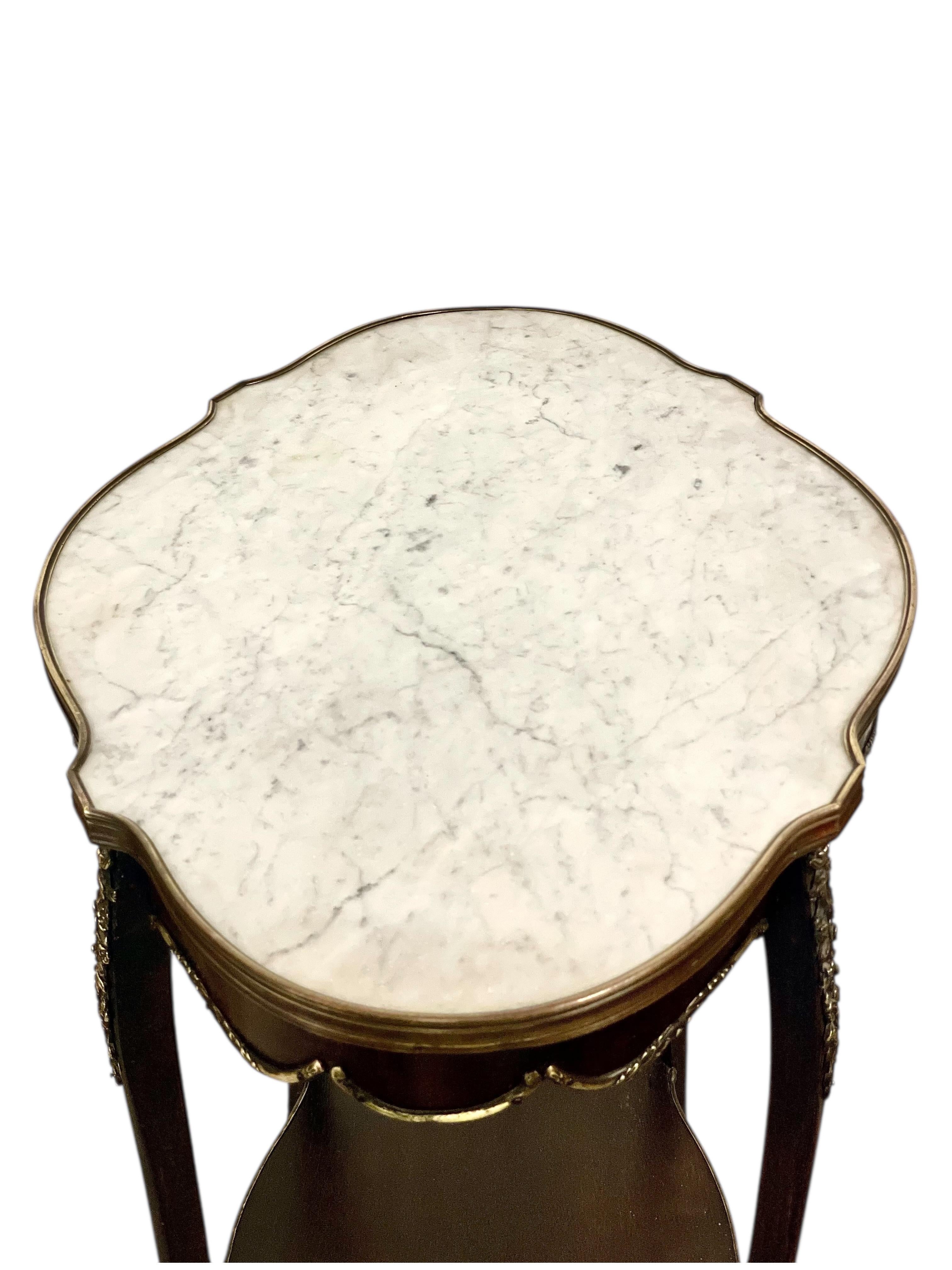 Tavolo da centro francese in stile Luigi XV con piano in marmo e supporti in ormù in vendita 4