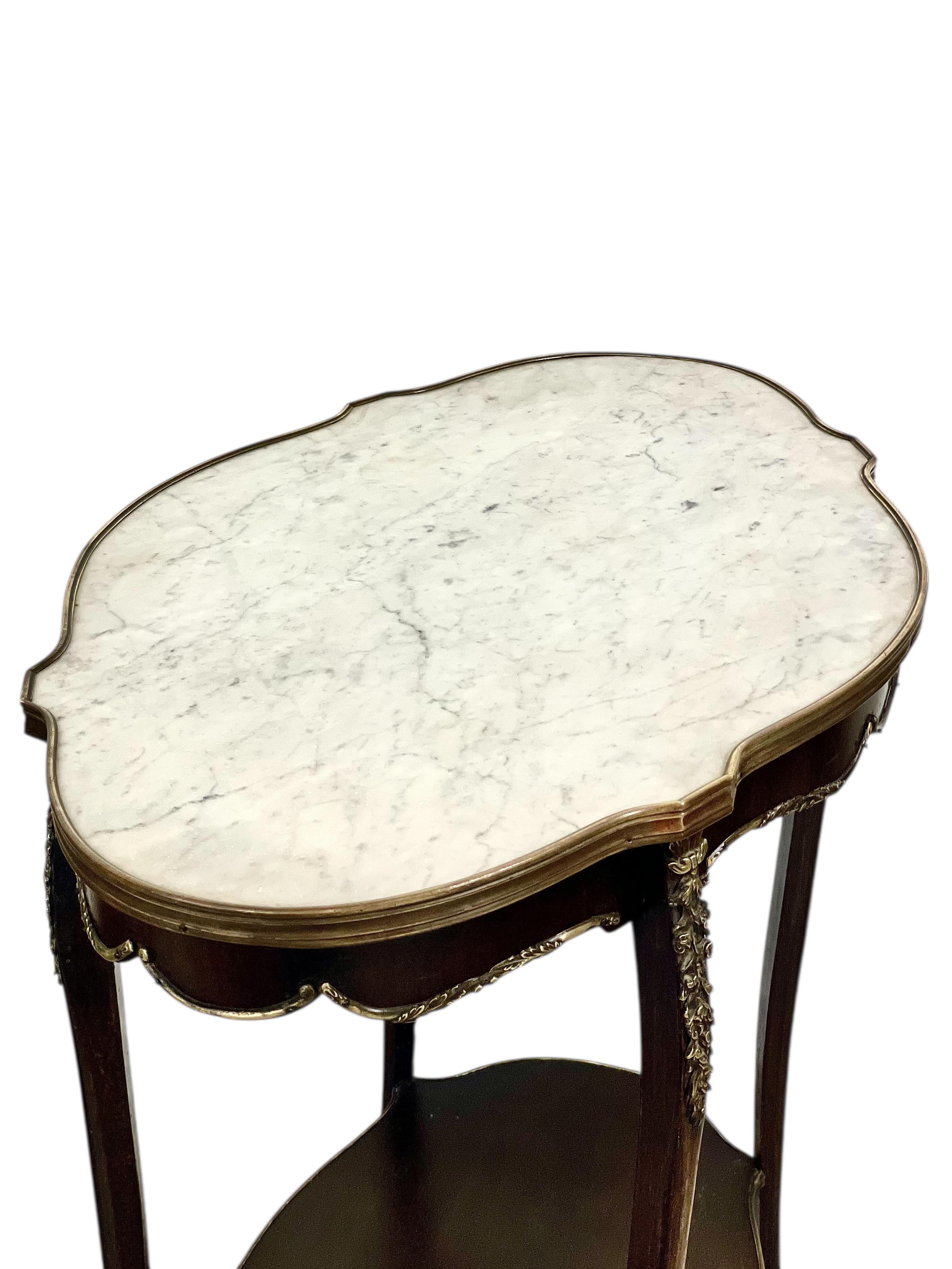 Tavolo da centro francese in stile Luigi XV con piano in marmo e supporti in ormù In condizioni buone in vendita a LA CIOTAT, FR
