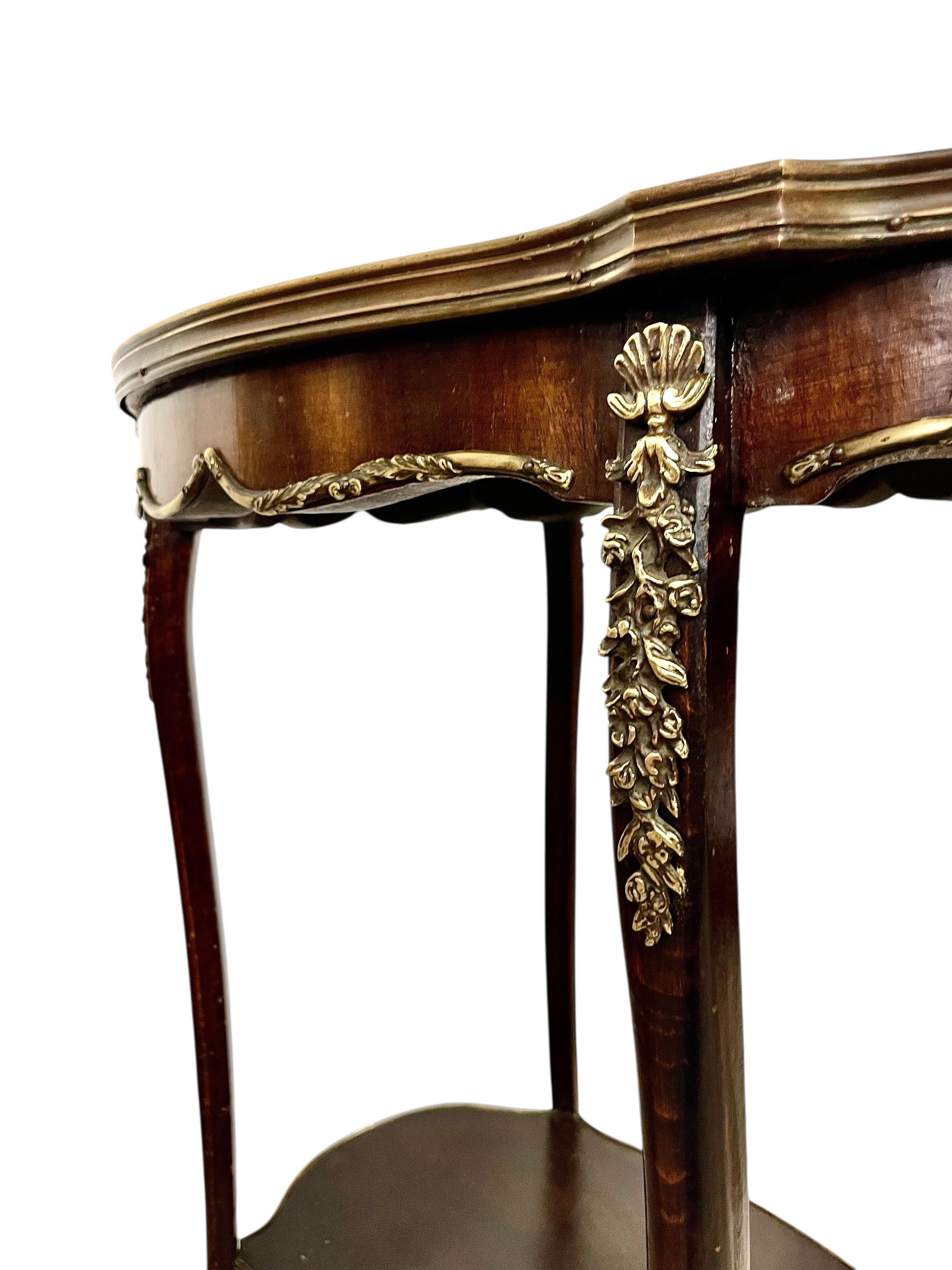 Bronzo Tavolo da centro francese in stile Luigi XV con piano in marmo e supporti in ormù in vendita
