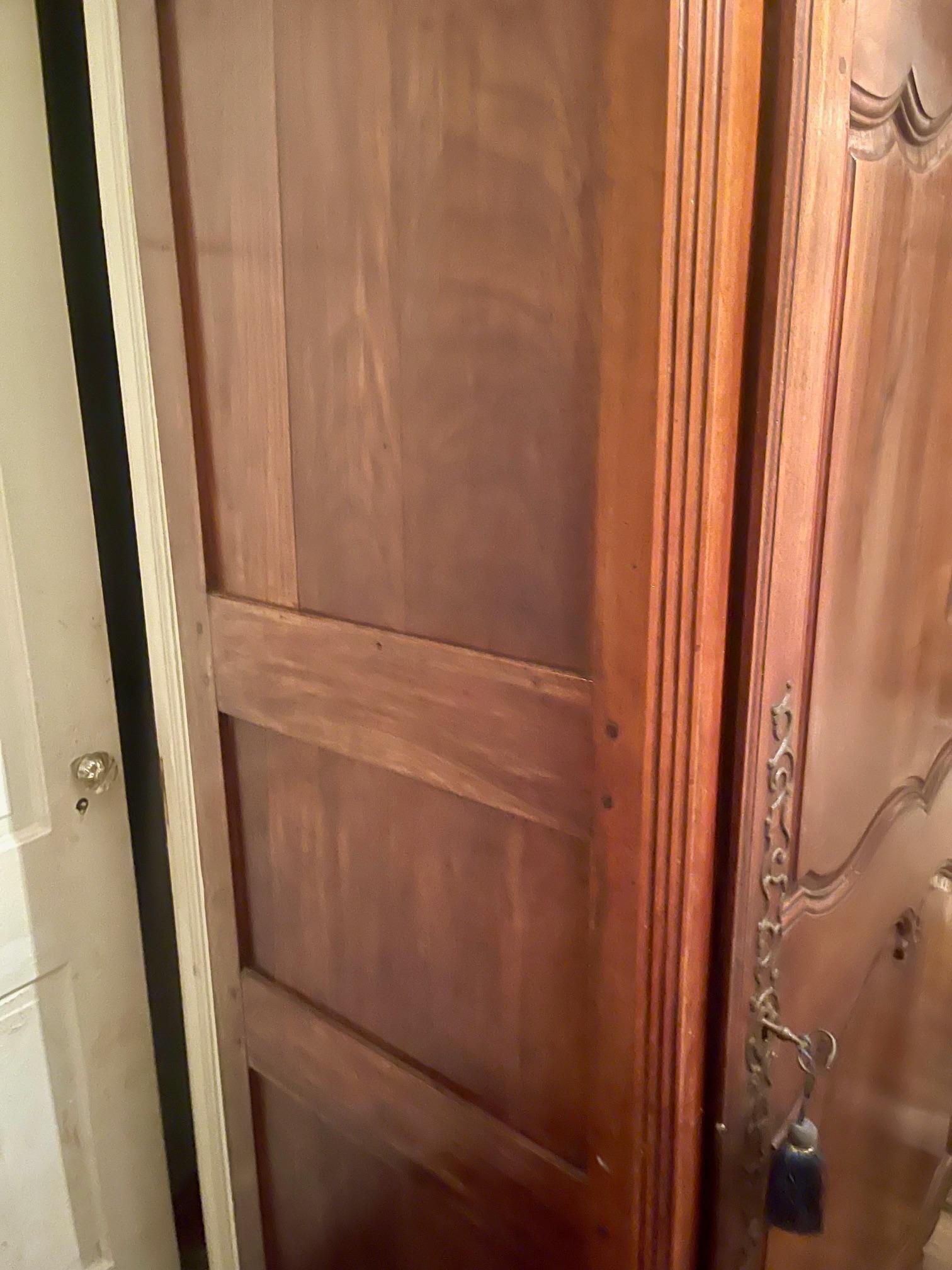 Bonnetière francese in ciliegio in stile Luigi XV con decorazioni a intarsio, XIX secolo in vendita 1