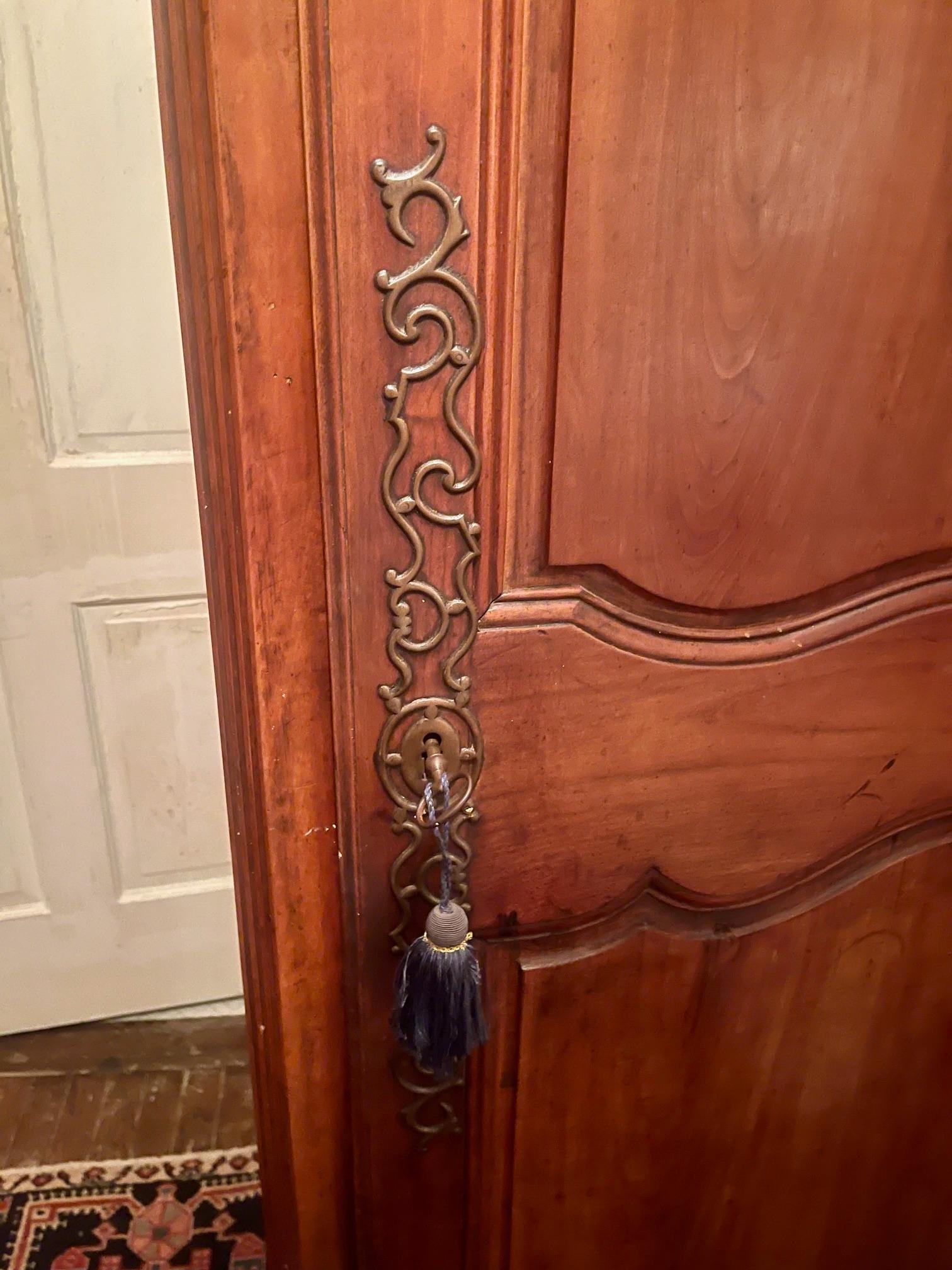 Bonnetière francese in ciliegio in stile Luigi XV con decorazioni a intarsio, XIX secolo in vendita 2