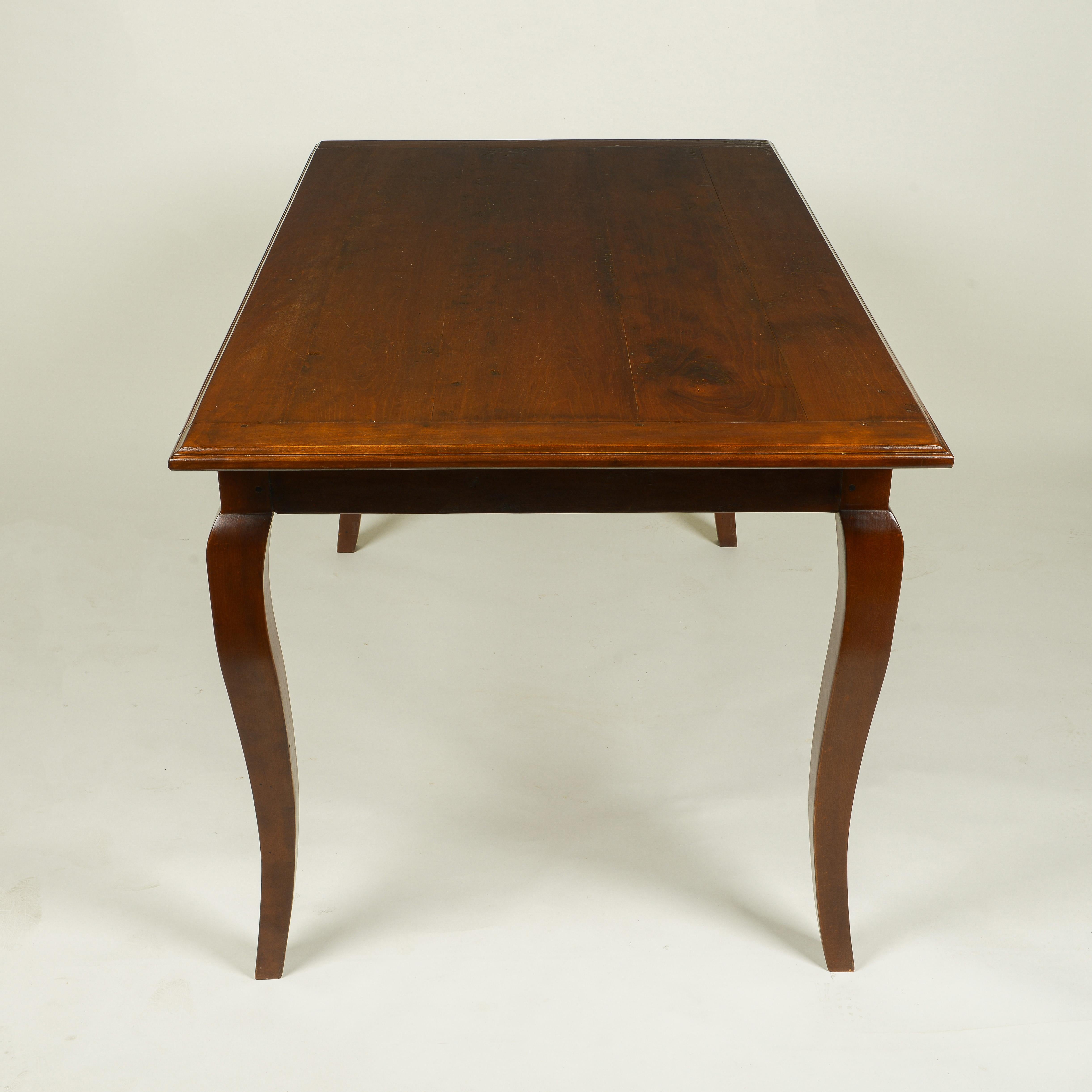 French Louis XV Style Cherry Farm Table In Excellent Condition For Sale In New York, NY
