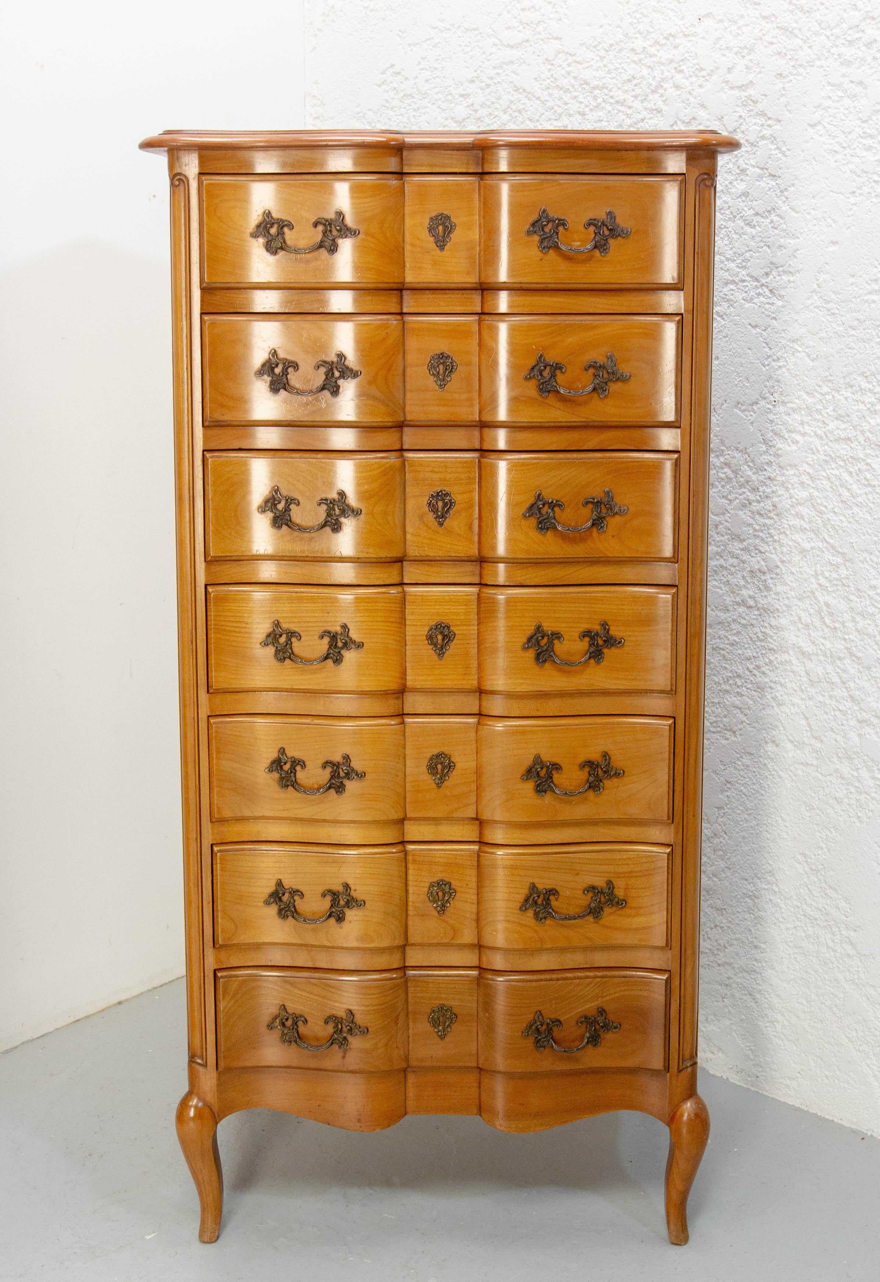 Cassettiera francese  in stile Luigi XVI.
Wood Wood e ottone.
Questa cassettiera con sette cassetti si chiama semainier (settimana in francese). Ogni cassetto corrispondeva a un giorno della settimana, permettendoti di preparare gli outfit per