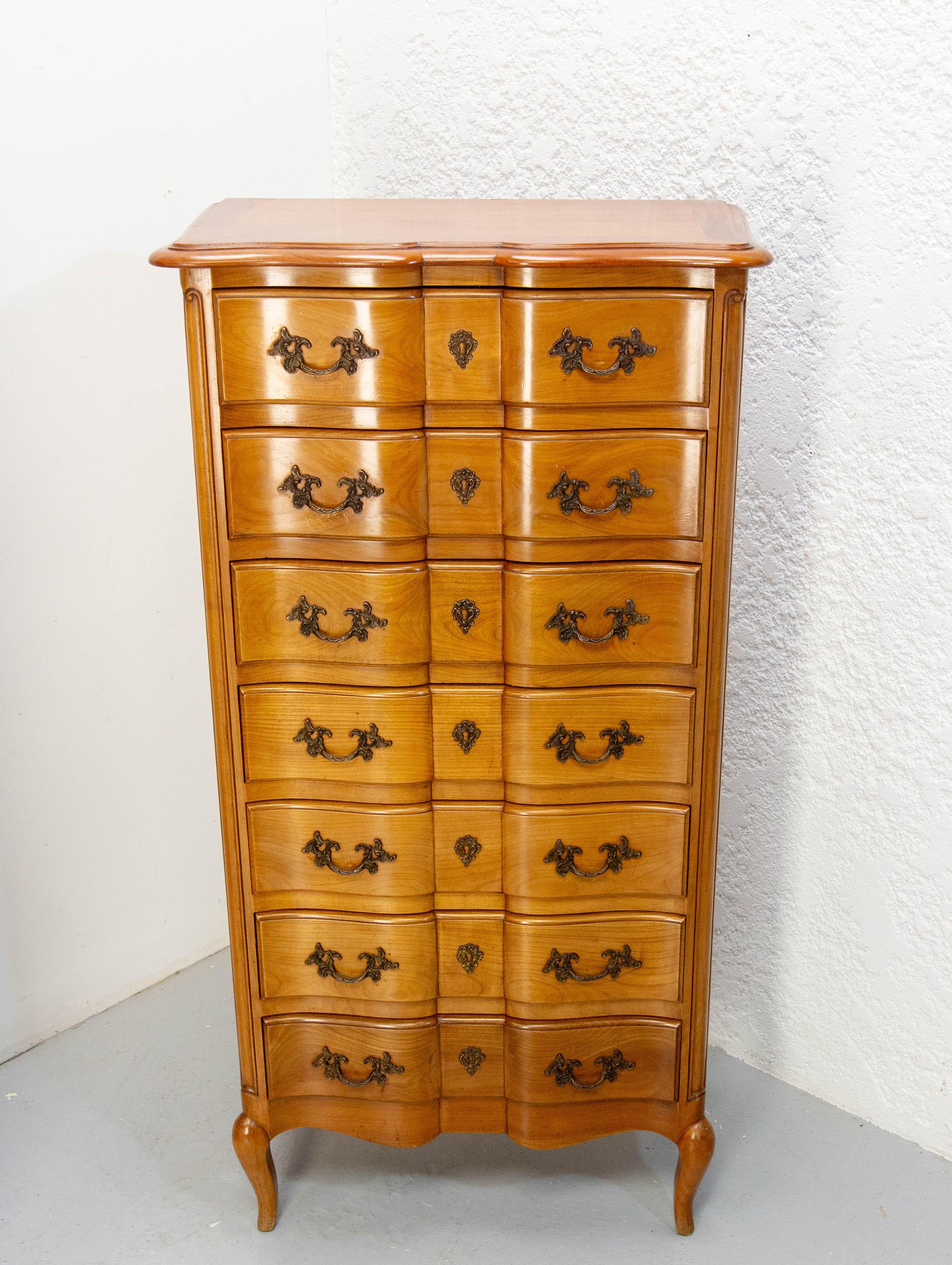 Francese Cassettiera Commode Semainier in legno di ciliegio in stile Luigi XV, 1980 ca. in vendita