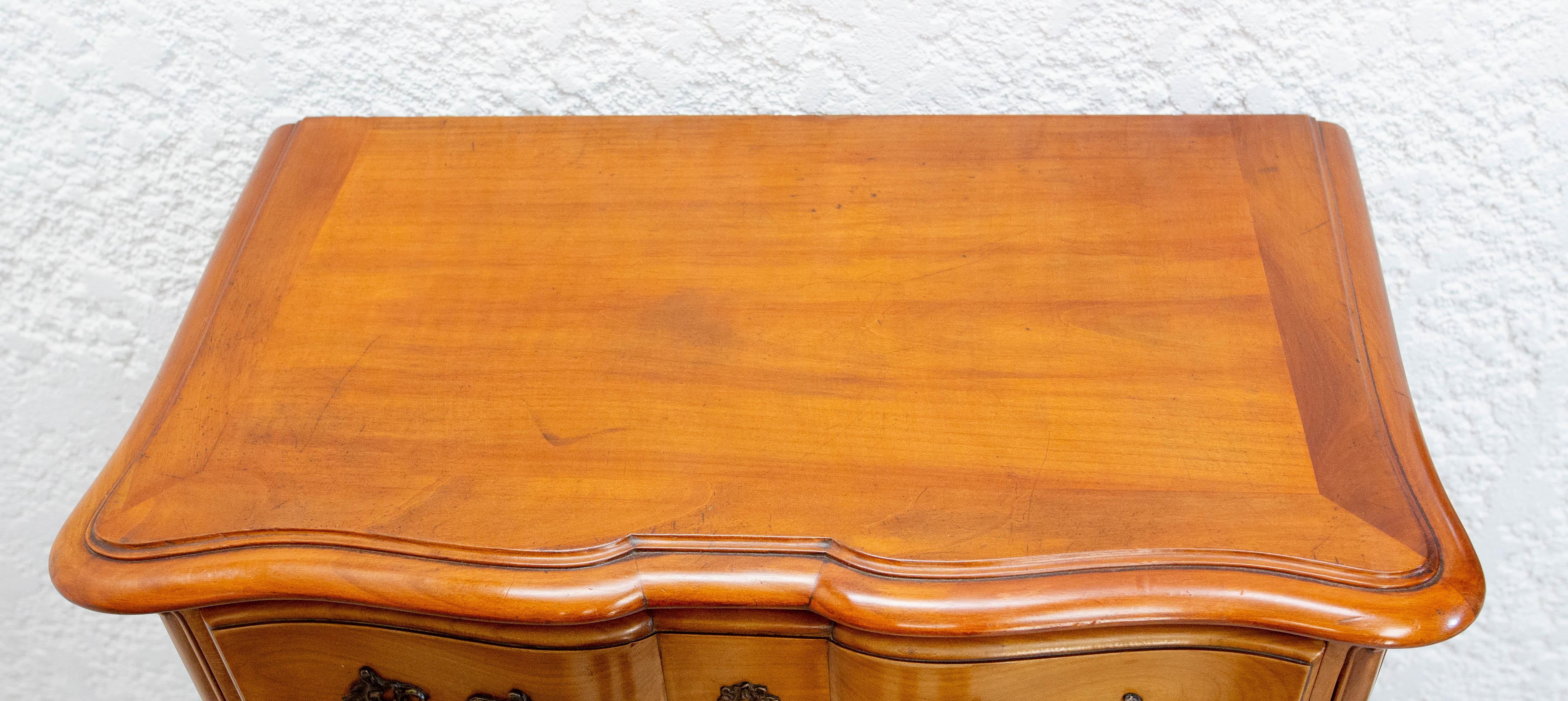 Cassettiera Commode Semainier in legno di ciliegio in stile Luigi XV, 1980 ca. In condizioni buone in vendita a Labrit, Landes