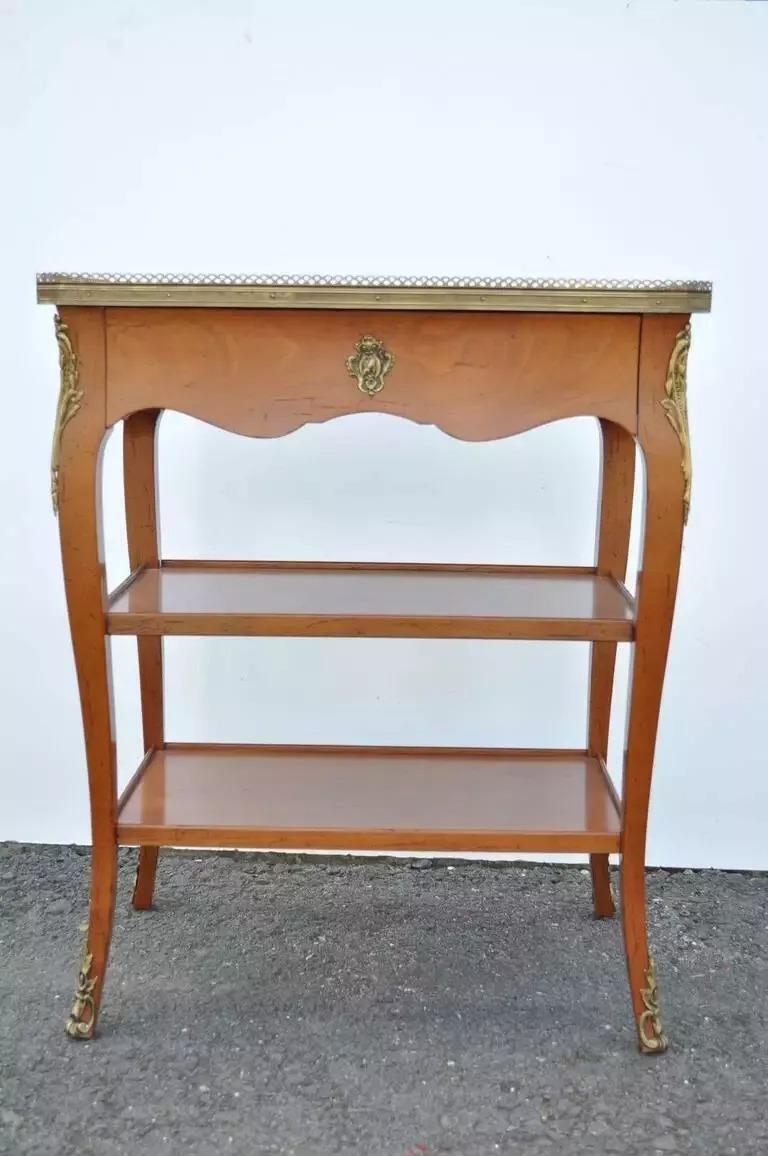 Tavolino con lampada a un cassetto in legno di ciliegio in stile Luigi XV francese con ornamento in bronzo in vendita 4