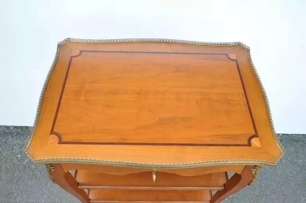 Sconosciuto Tavolino con lampada a un cassetto in legno di ciliegio in stile Luigi XV francese con ornamento in bronzo in vendita