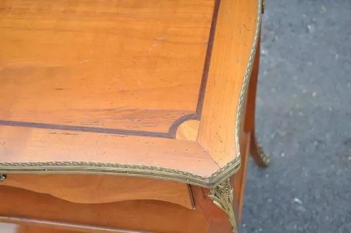XX secolo Tavolino con lampada a un cassetto in legno di ciliegio in stile Luigi XV francese con ornamento in bronzo in vendita