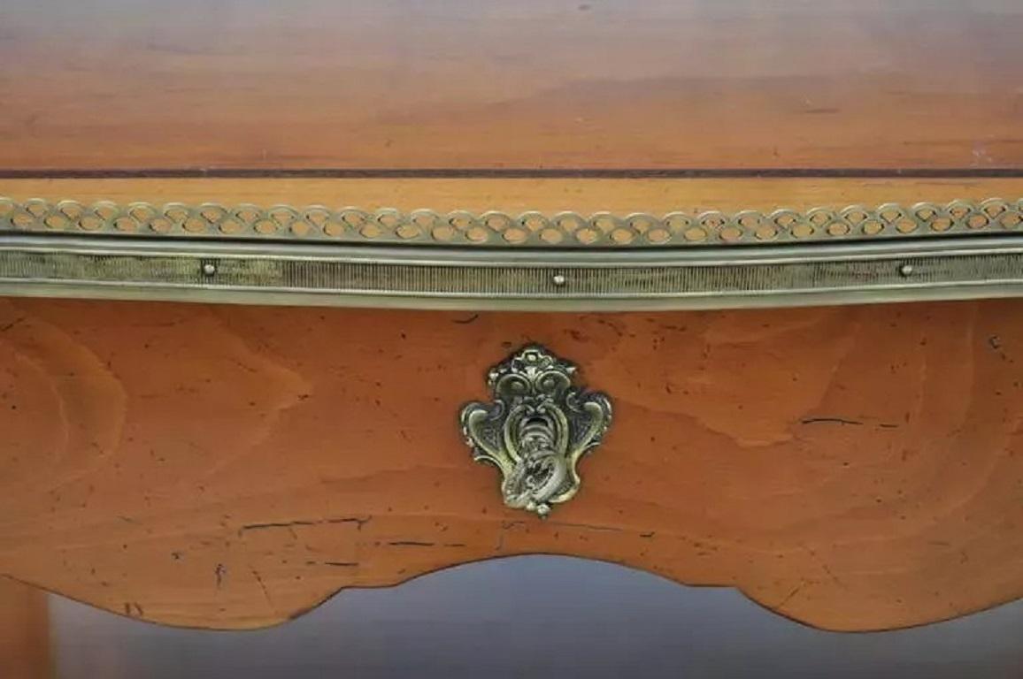 Ciliegio Tavolino con lampada a un cassetto in legno di ciliegio in stile Luigi XV francese con ornamento in bronzo in vendita