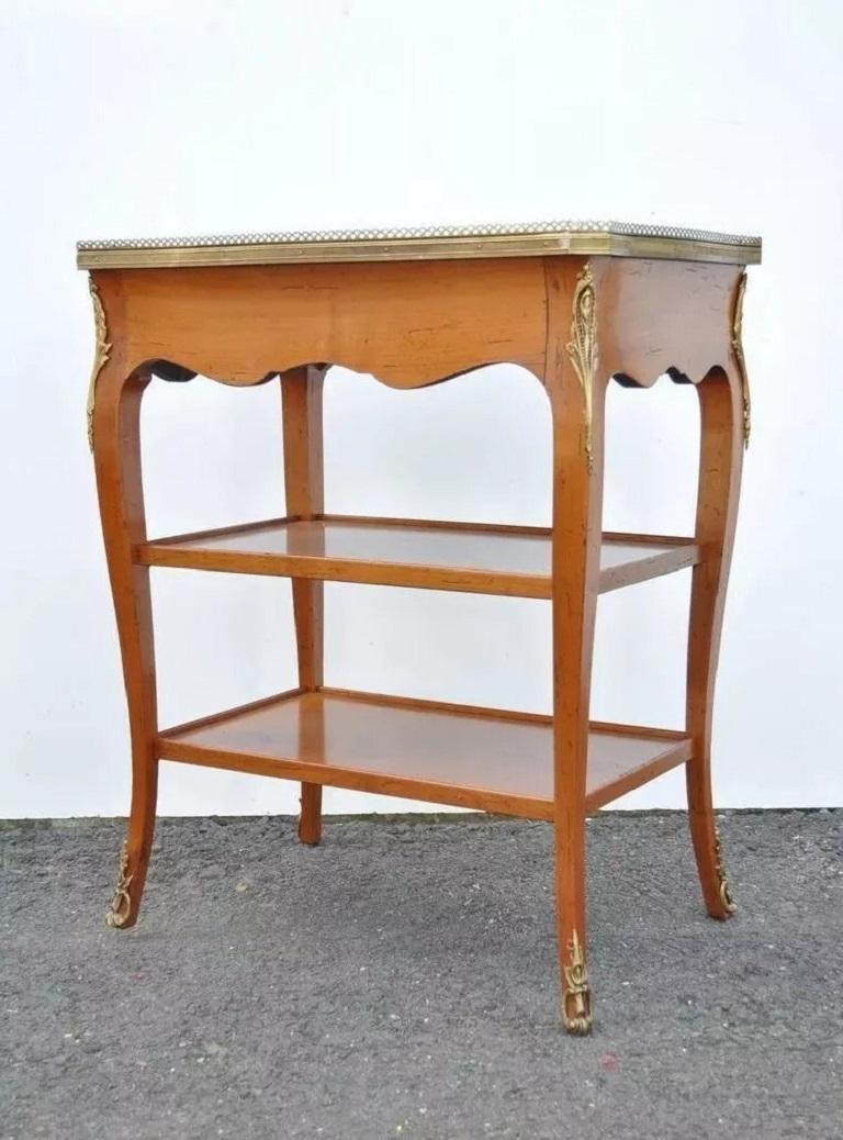 Tavolino con lampada a un cassetto in legno di ciliegio in stile Luigi XV francese con ornamento in bronzo in vendita 1