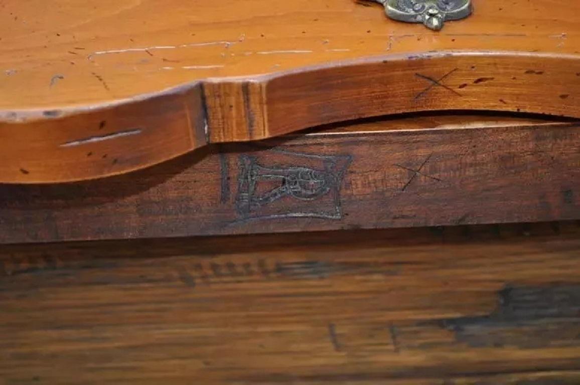 Tavolino con lampada a un cassetto in legno di ciliegio in stile Luigi XV francese con ornamento in bronzo in vendita 2