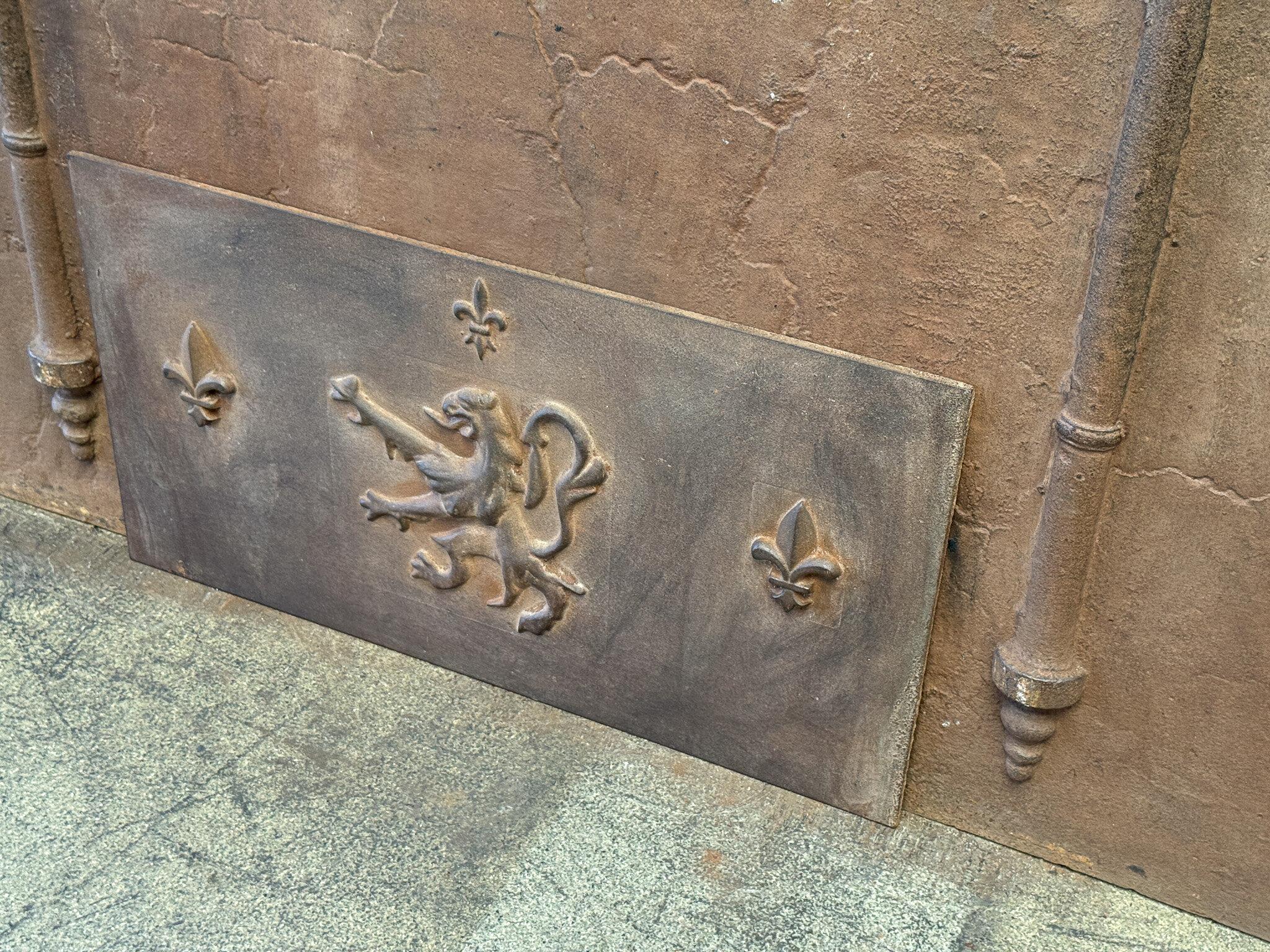 French Louis XV Style 'Coat of Arms' Fireback / Backsplash, 20th Century For Sale 4