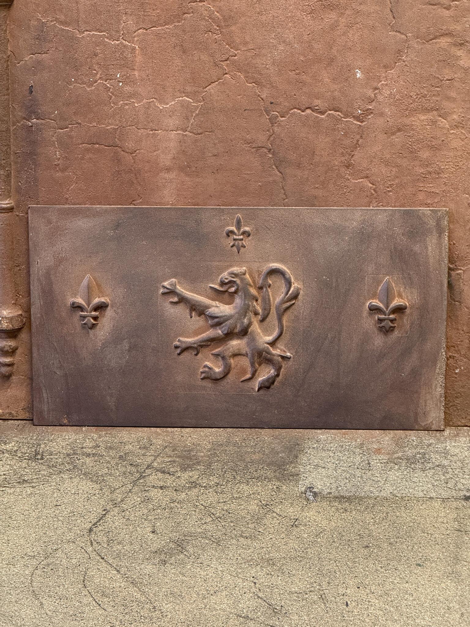 20th century French Louis XV style fireback with a coat of arms.

The fireback is made of cast iron and has a natural brown patina. Upon request, it can be made black/pewter colored with stove polish at no extra cost. It is in good condition and